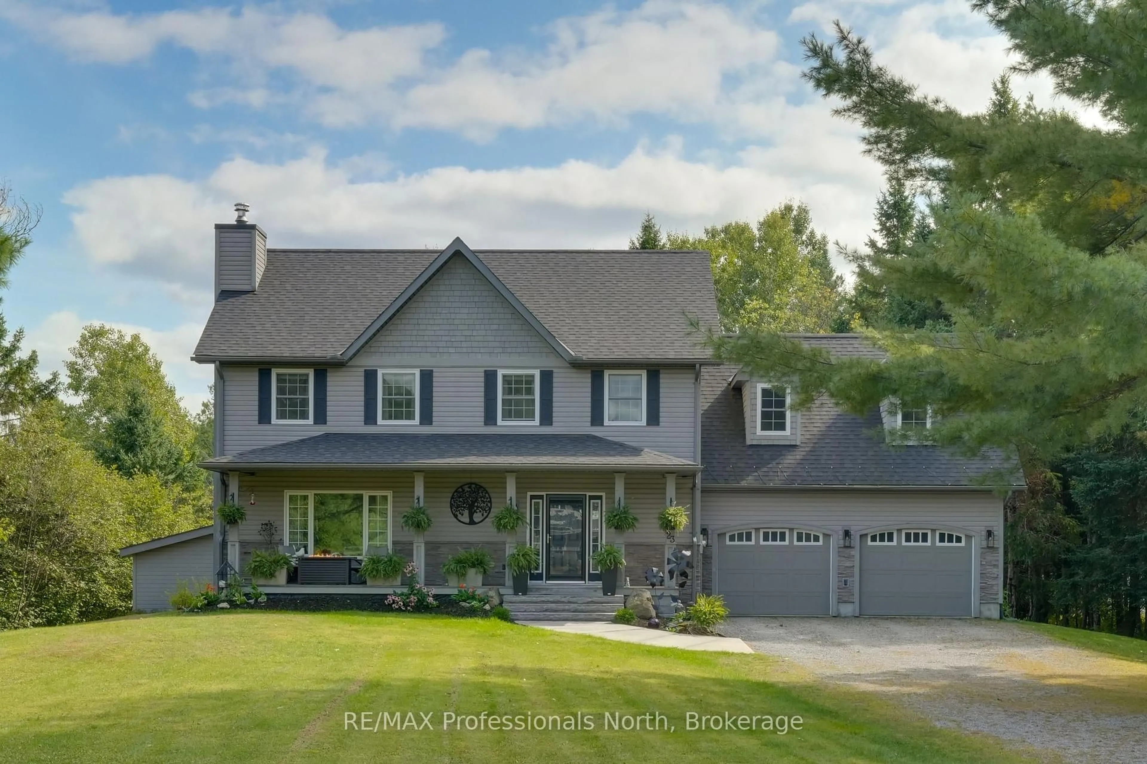 Home with vinyl exterior material, street for 23 Thomas Cres, Huntsville Ontario P1H 2M3