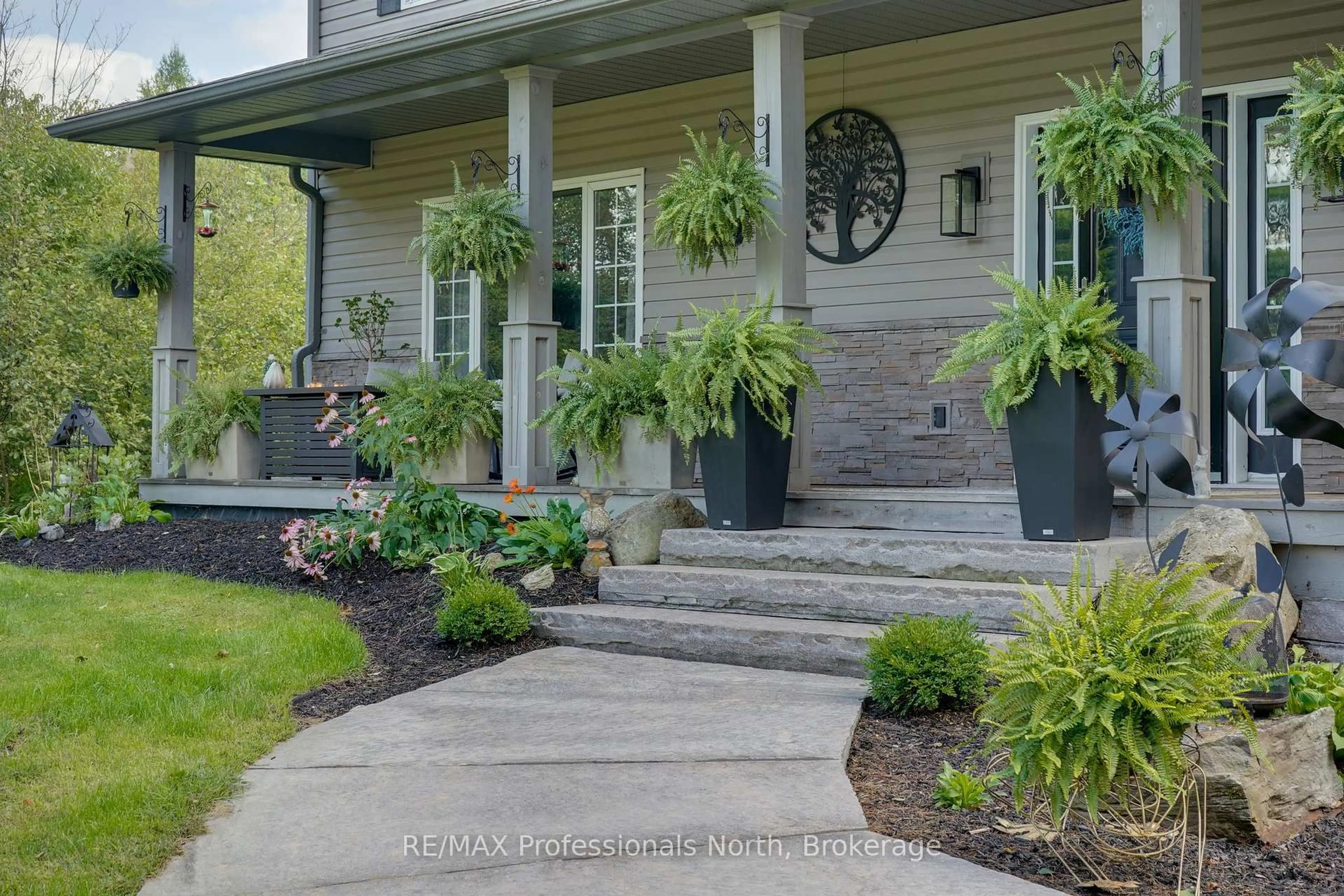 Indoor entryway for 23 Thomas Cres, Huntsville Ontario P1H 2M3