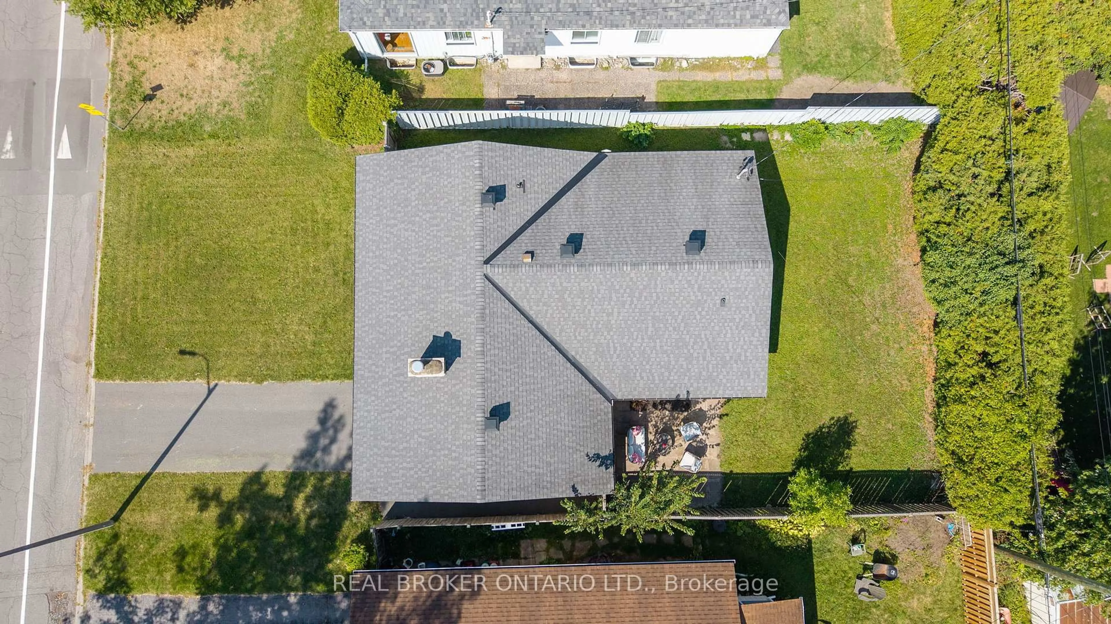 A pic from outside/outdoor area/front of a property/back of a property/a pic from drone, building for 2931 Southmore Dr, Ottawa Ontario K1V 6Z2