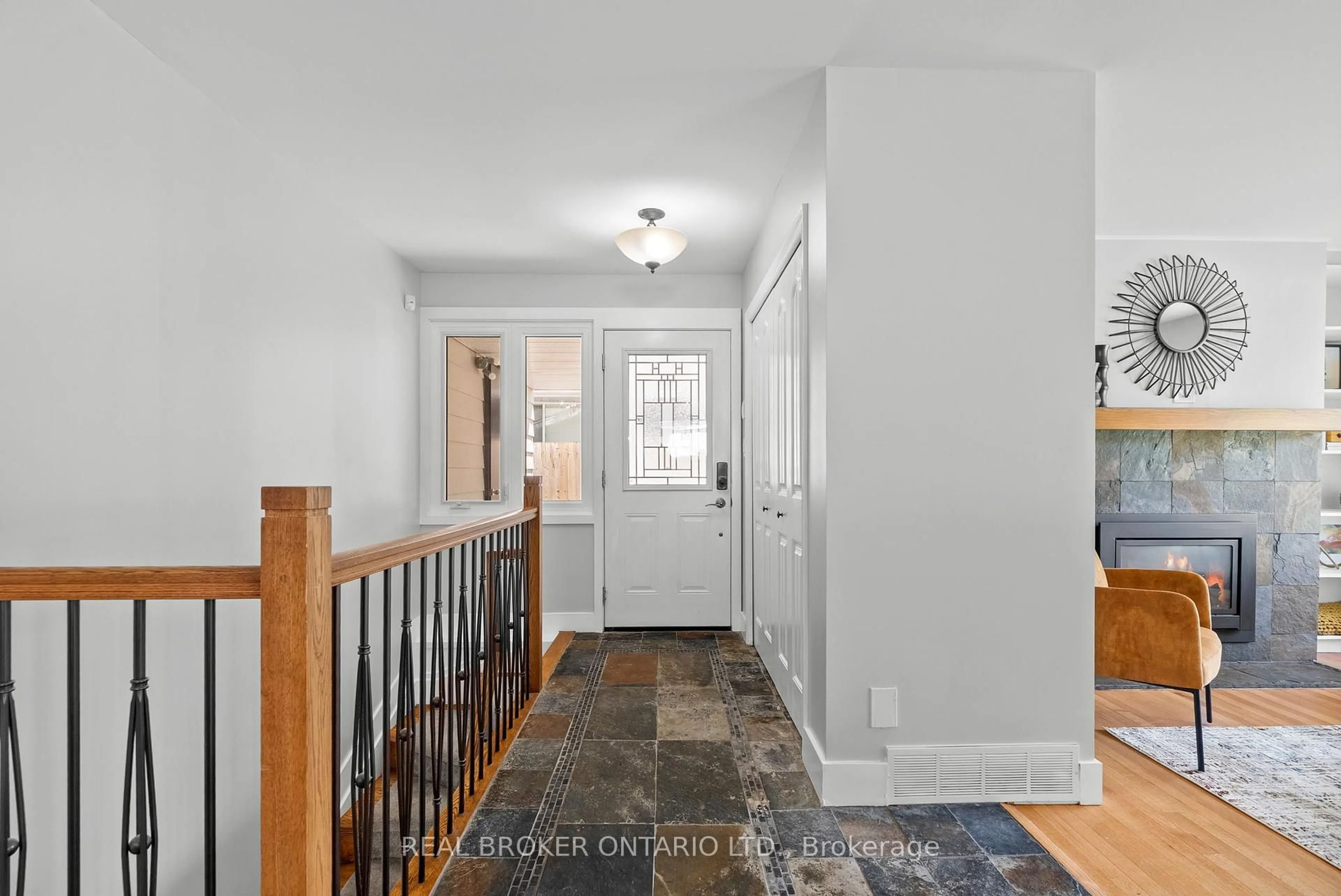 Indoor entryway for 2931 Southmore Dr, Ottawa Ontario K1V 6Z2