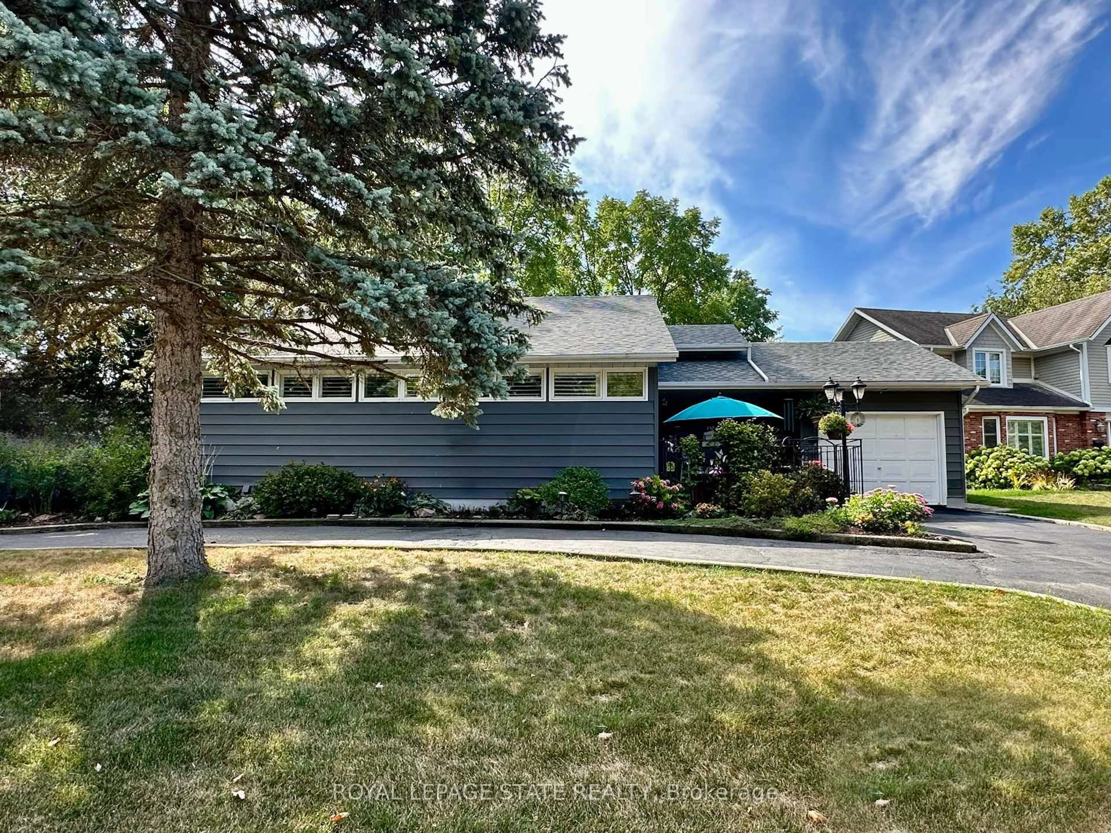 Home with vinyl exterior material, street for 102 Jarrett Pl, Haldimand Ontario N1A 3E5