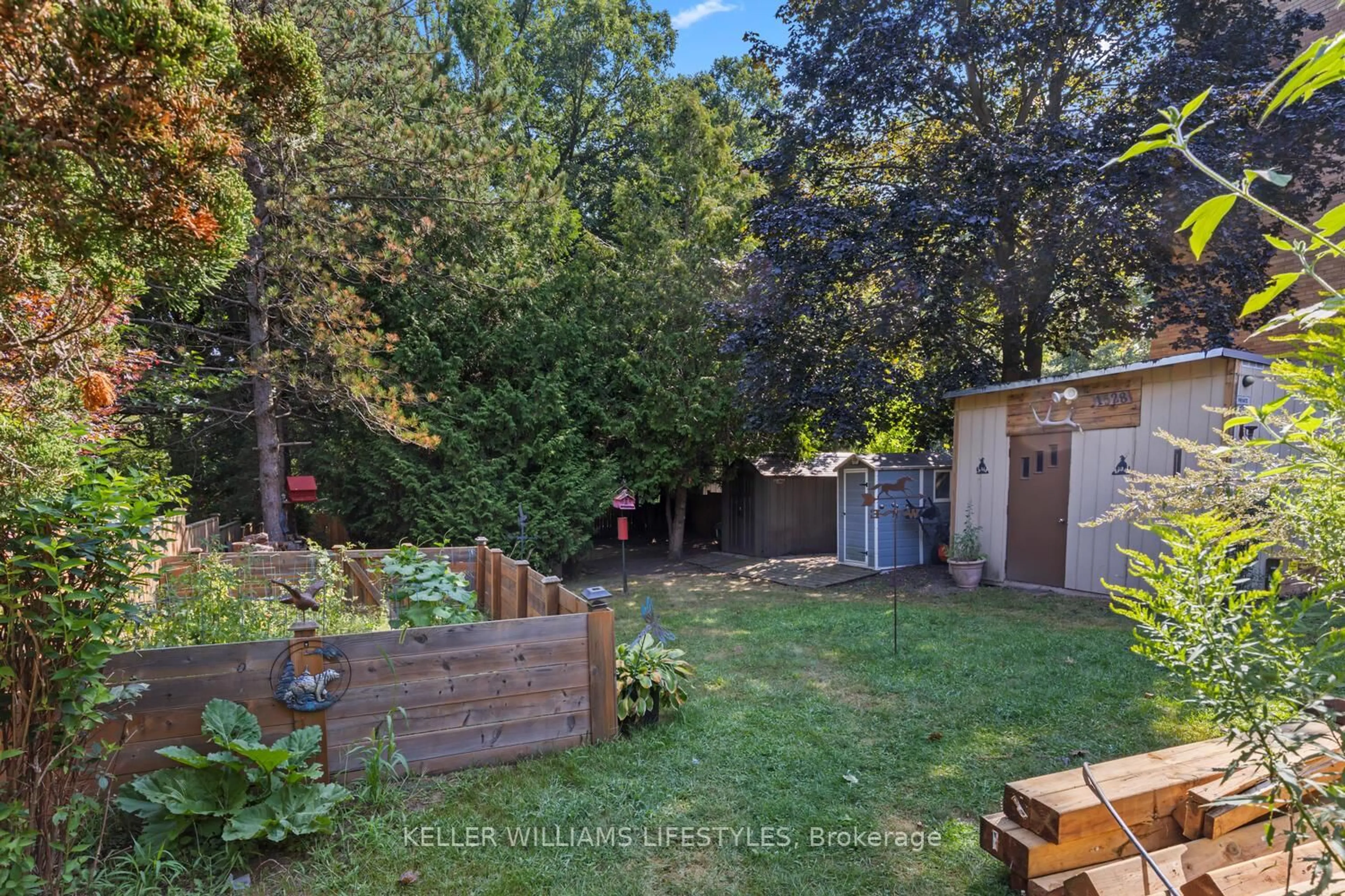 A pic from outside/outdoor area/front of a property/back of a property/a pic from drone, street for 1528 Mclarenwood Terr, London East Ontario N5W 1Y1