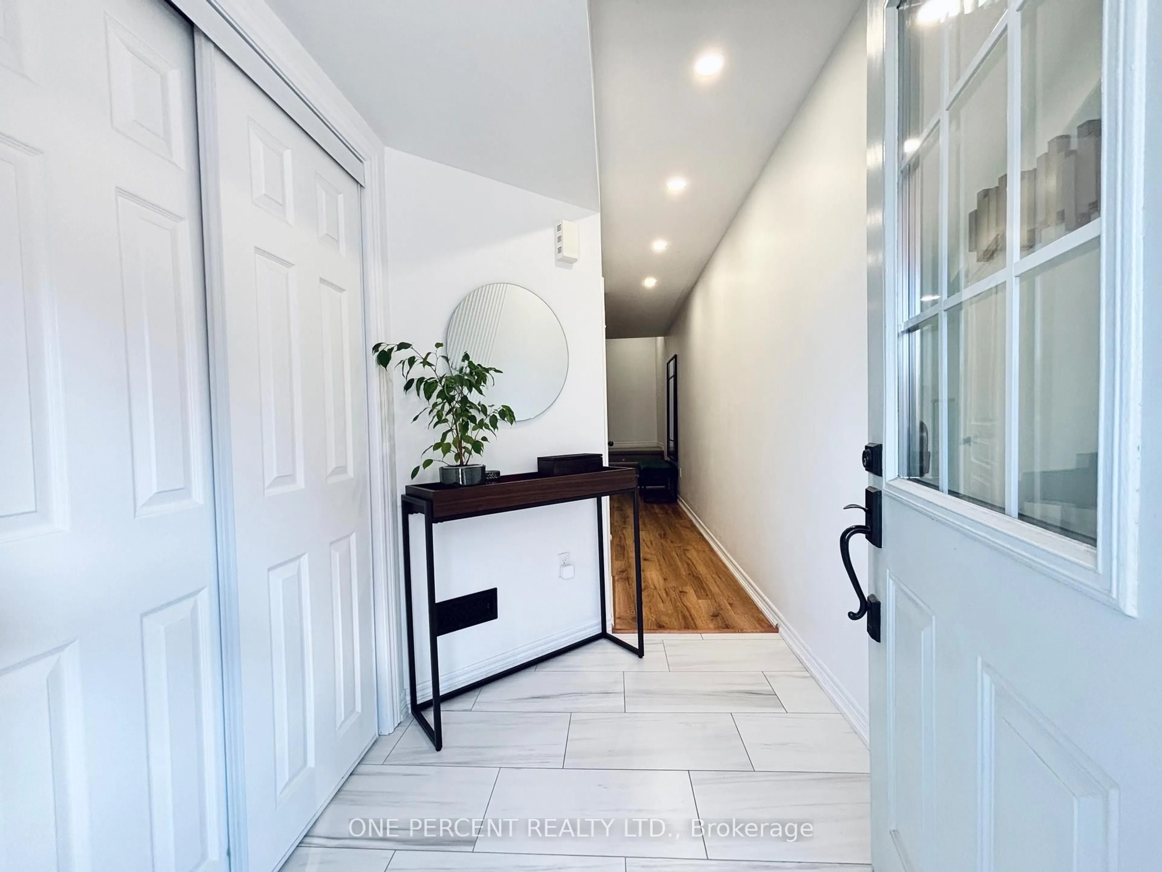 Indoor entryway for 54 Nisbet Blvd #21, Hamilton Ontario L8B 0Y3