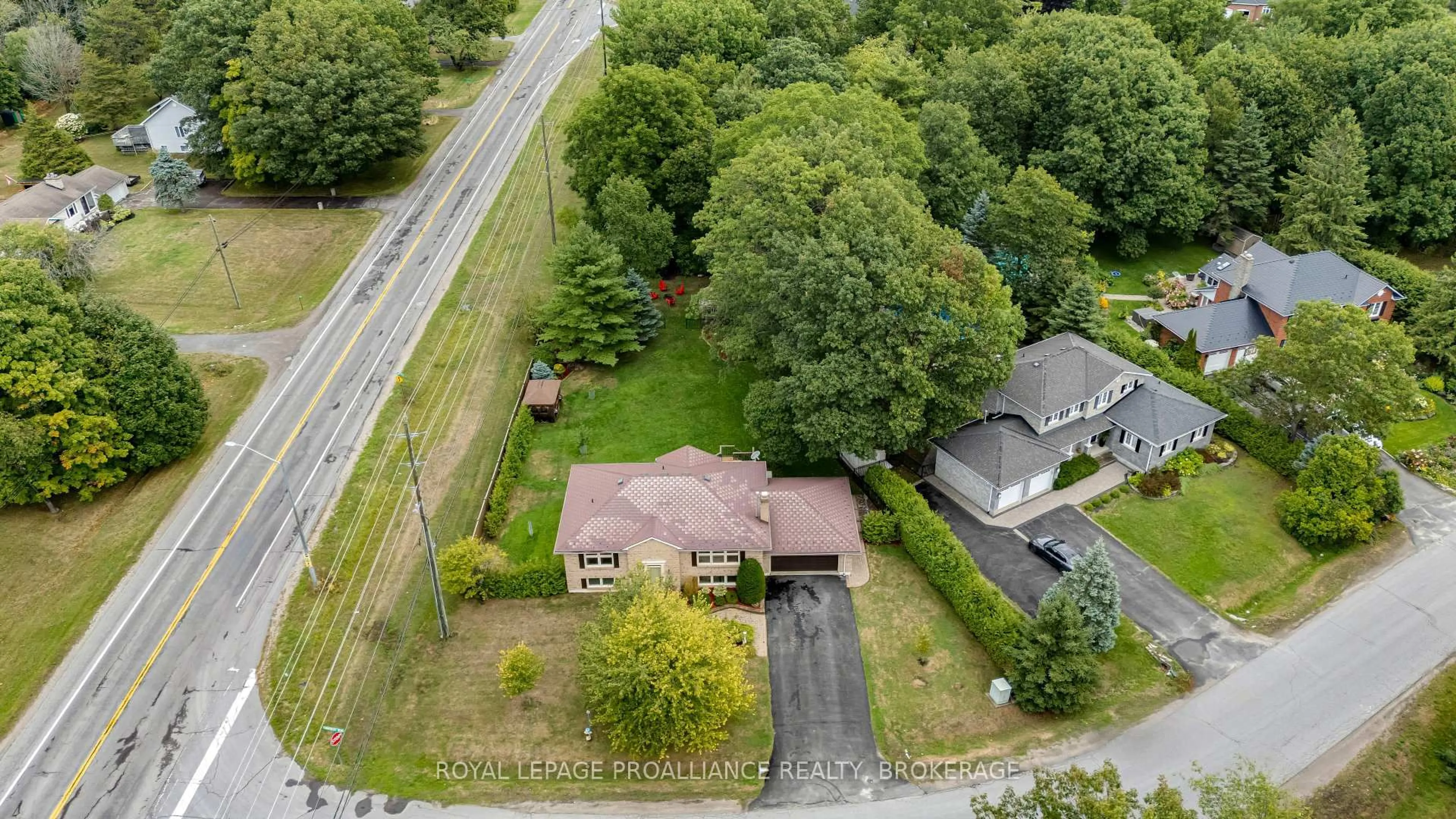 A pic from outside/outdoor area/front of a property/back of a property/a pic from drone, street for 6 Faircrest Blvd, Kingston Ontario K7L 4V1