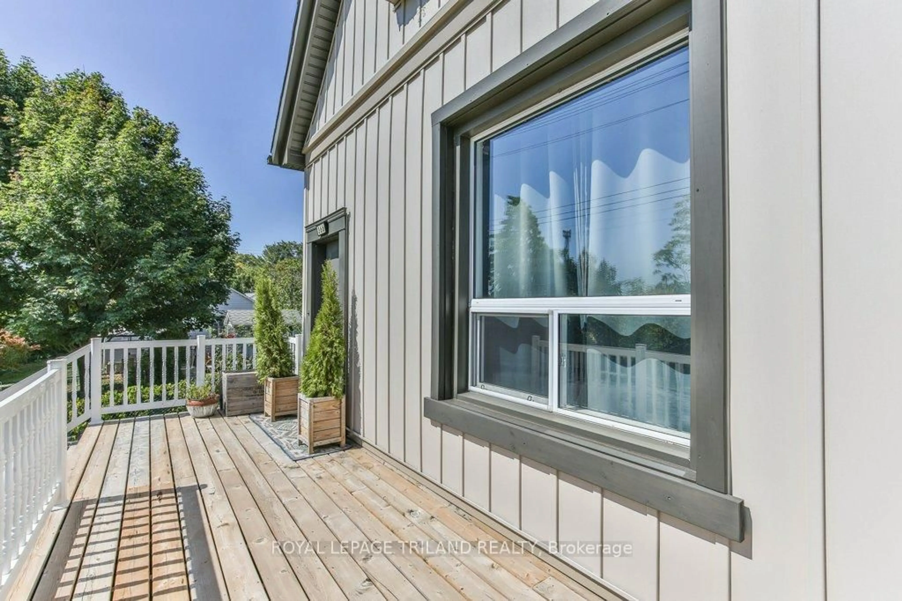 Home with vinyl exterior material, water/lake/river/ocean view for 366 SALISBURY St, London East Ontario N5Y 3B1