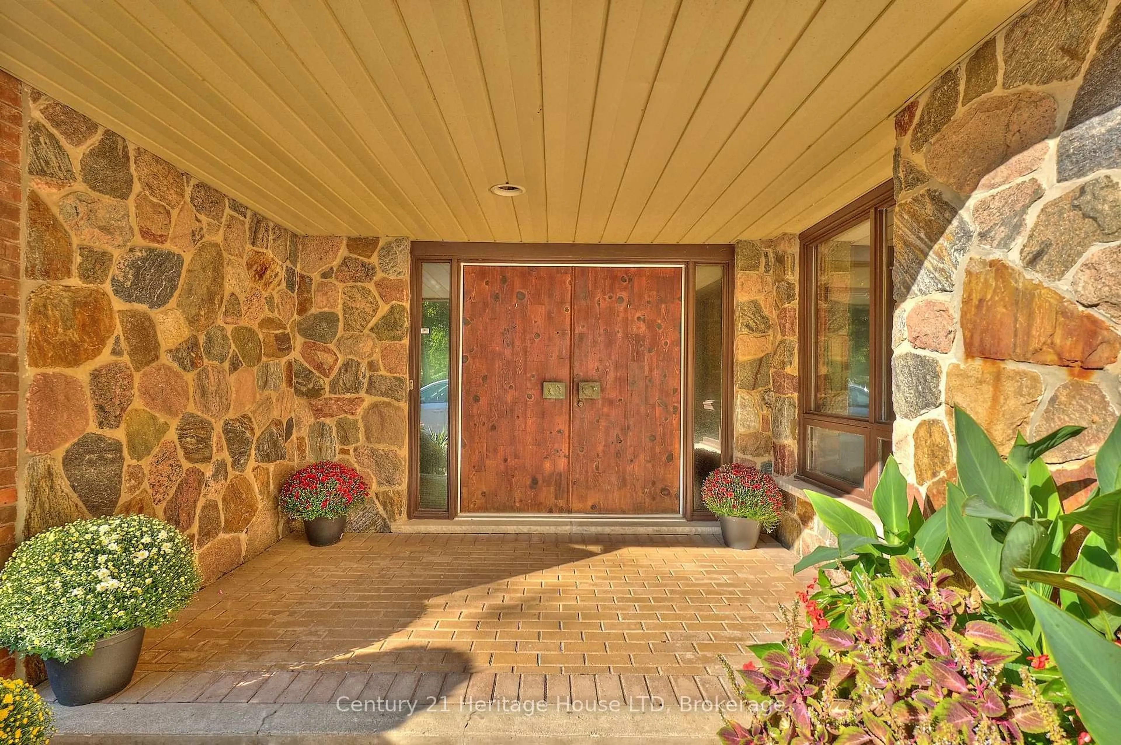 Indoor entryway for 38 Melrose Dr, Niagara-on-the-Lake Ontario L0S 1J0