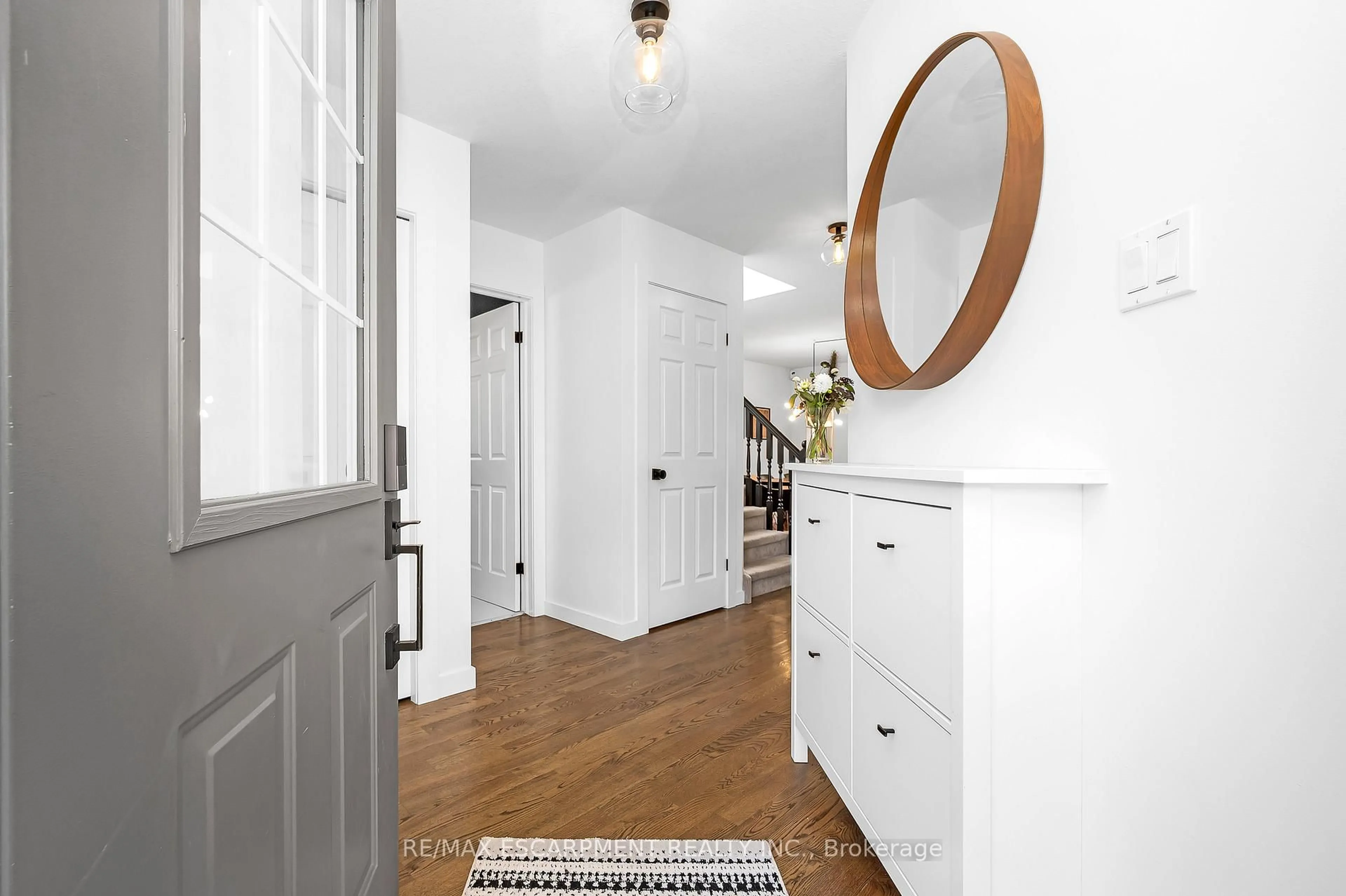 Indoor entryway for 27 Richmeadow Cres, London North Ontario N6H 5E5