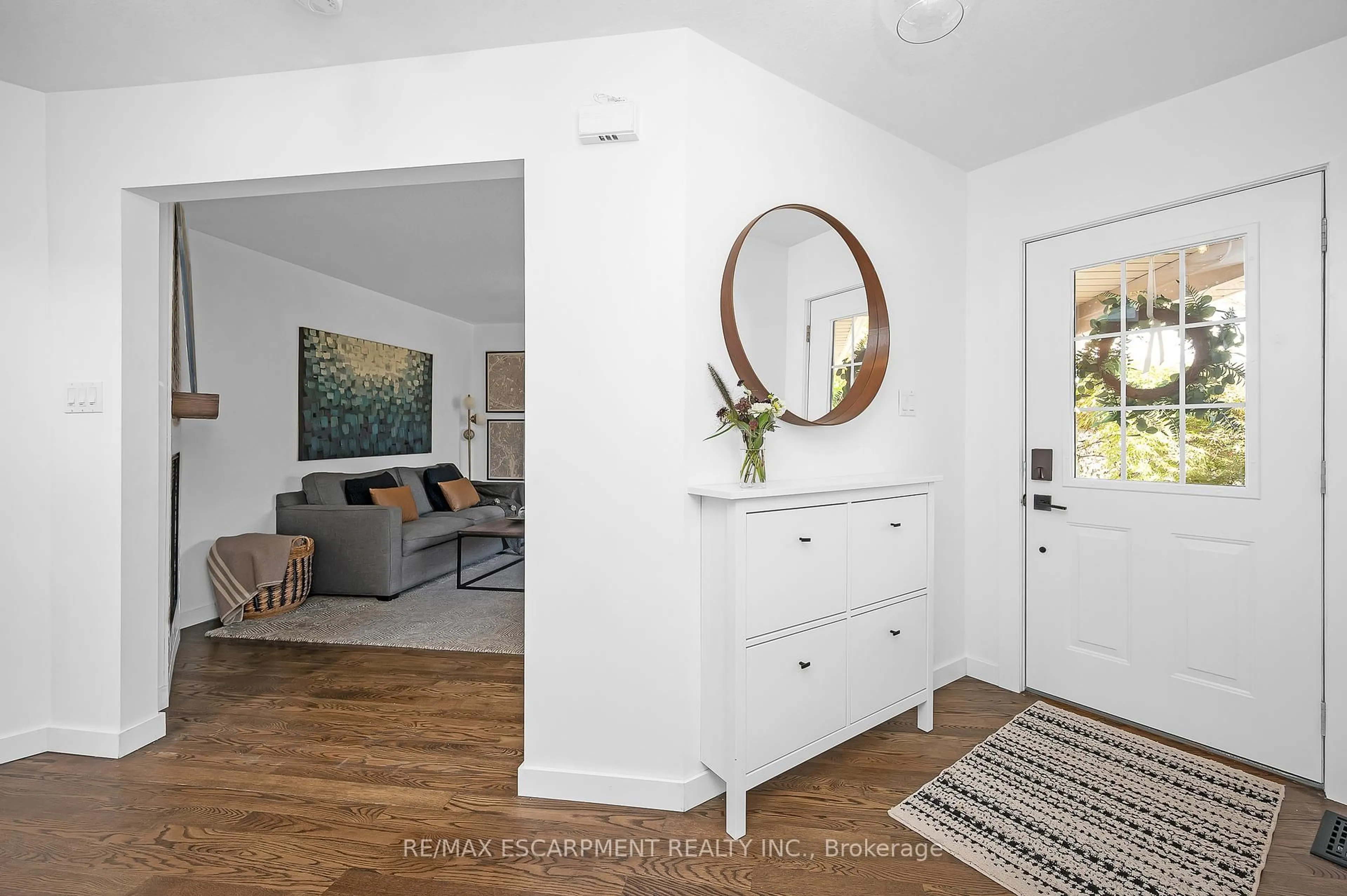 Indoor entryway for 27 Richmeadow Cres, London North Ontario N6H 5E5