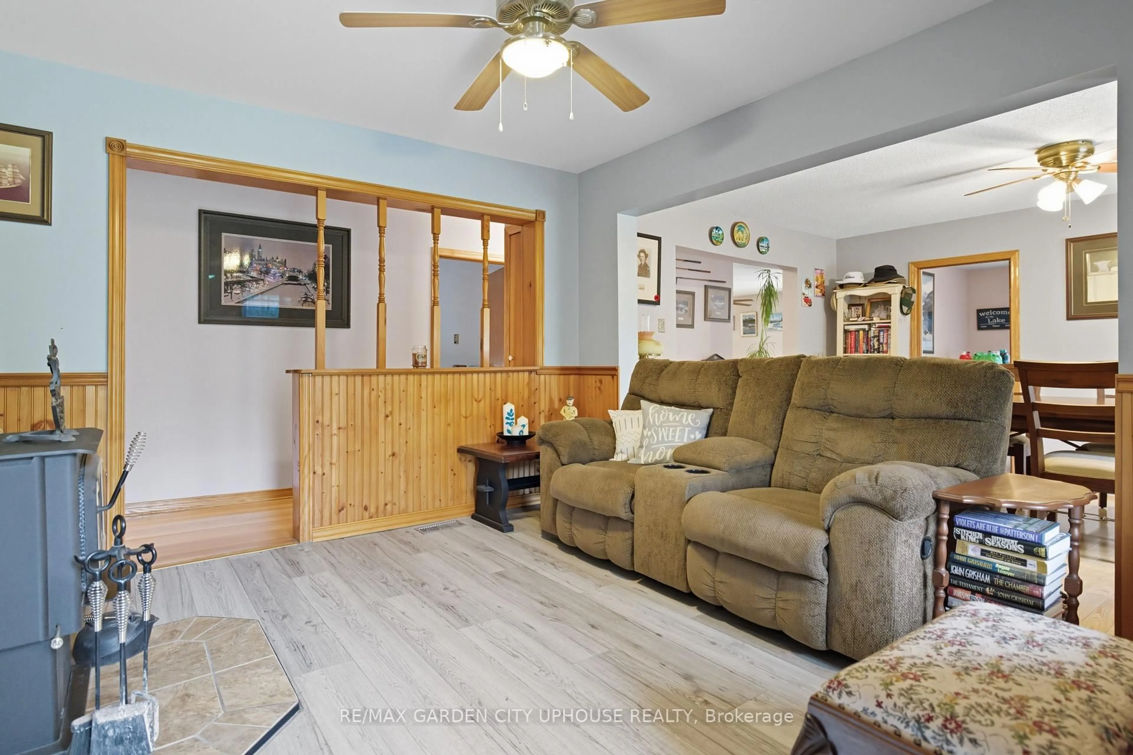 Living room with furniture, unknown for 4588 McDonalds Corners Rd, Mcdonalds Corners Ontario K0G 1M0