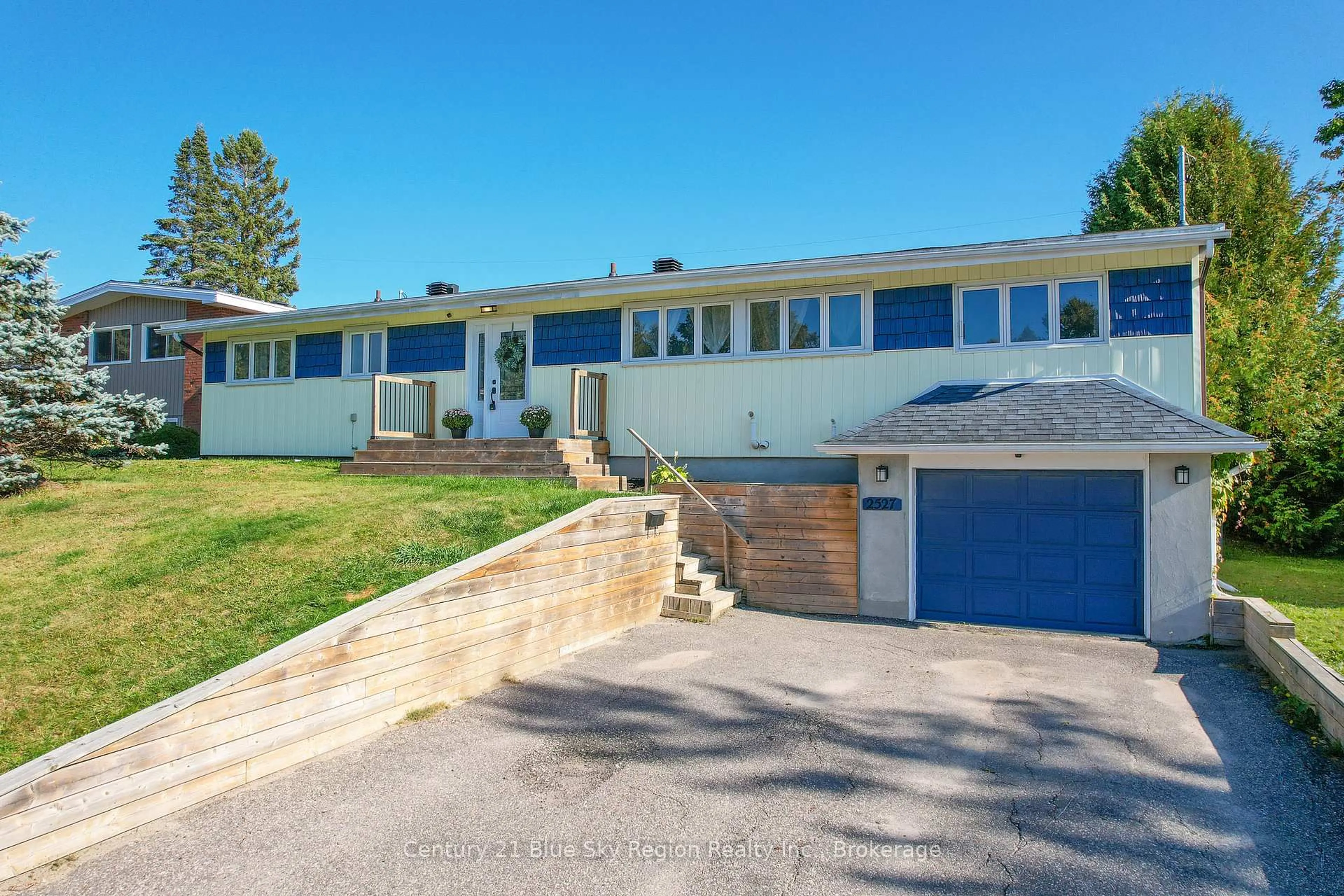 A pic from outside/outdoor area/front of a property/back of a property/a pic from drone, street for 2527 Eastview Cres, North Bay Ontario P1B 7W4