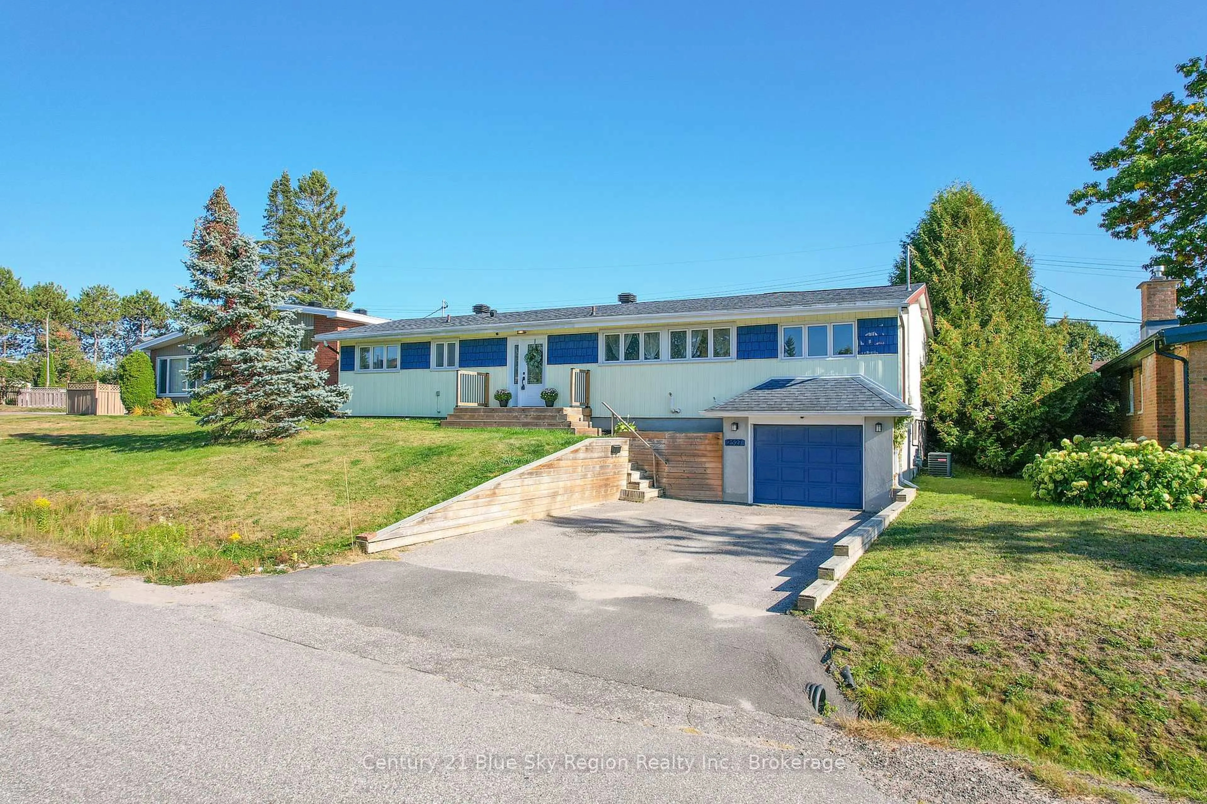 A pic from outside/outdoor area/front of a property/back of a property/a pic from drone, street for 2527 Eastview Cres, North Bay Ontario P1B 7W4