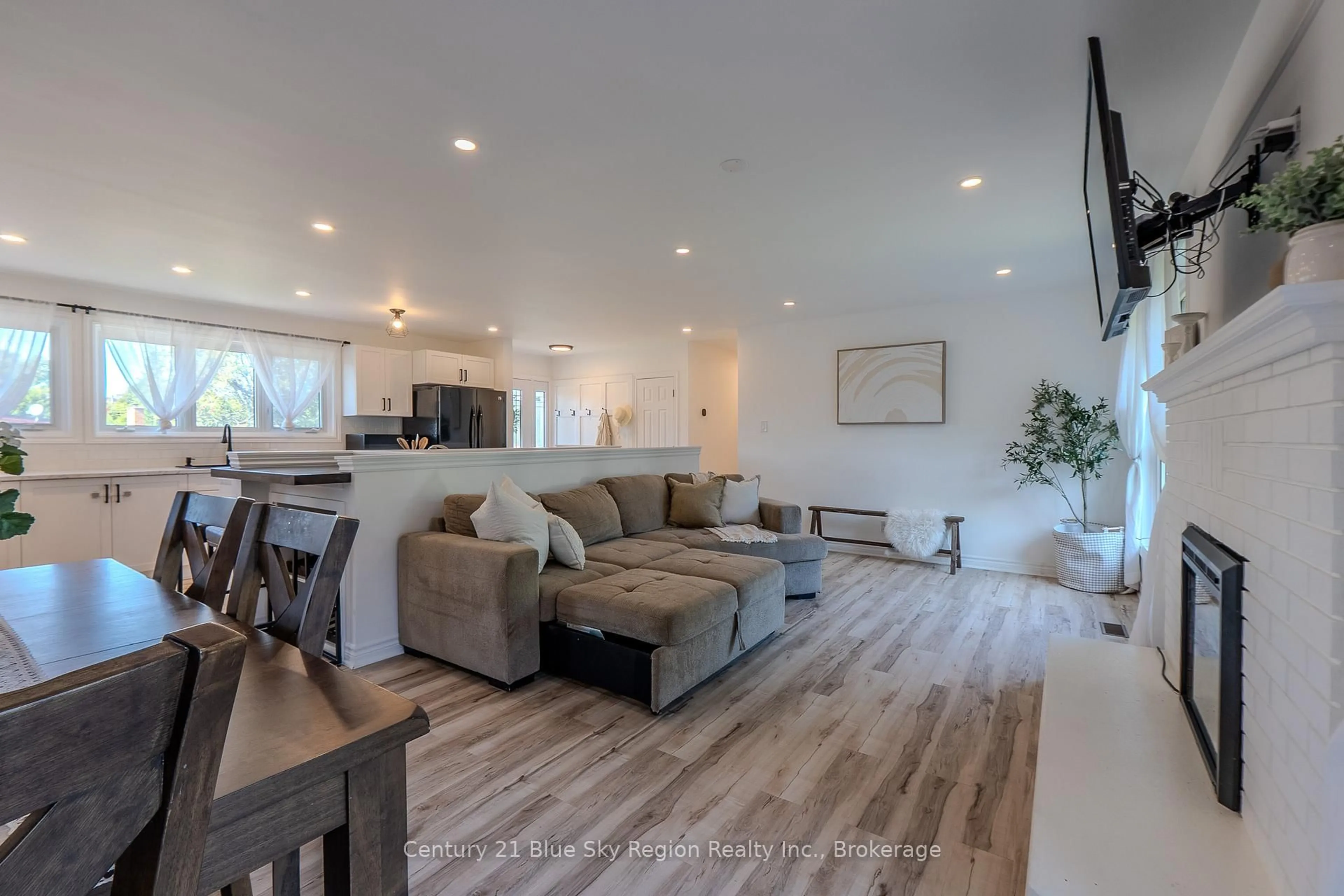 Living room with furniture, unknown for 2527 Eastview Cres, North Bay Ontario P1B 7W4