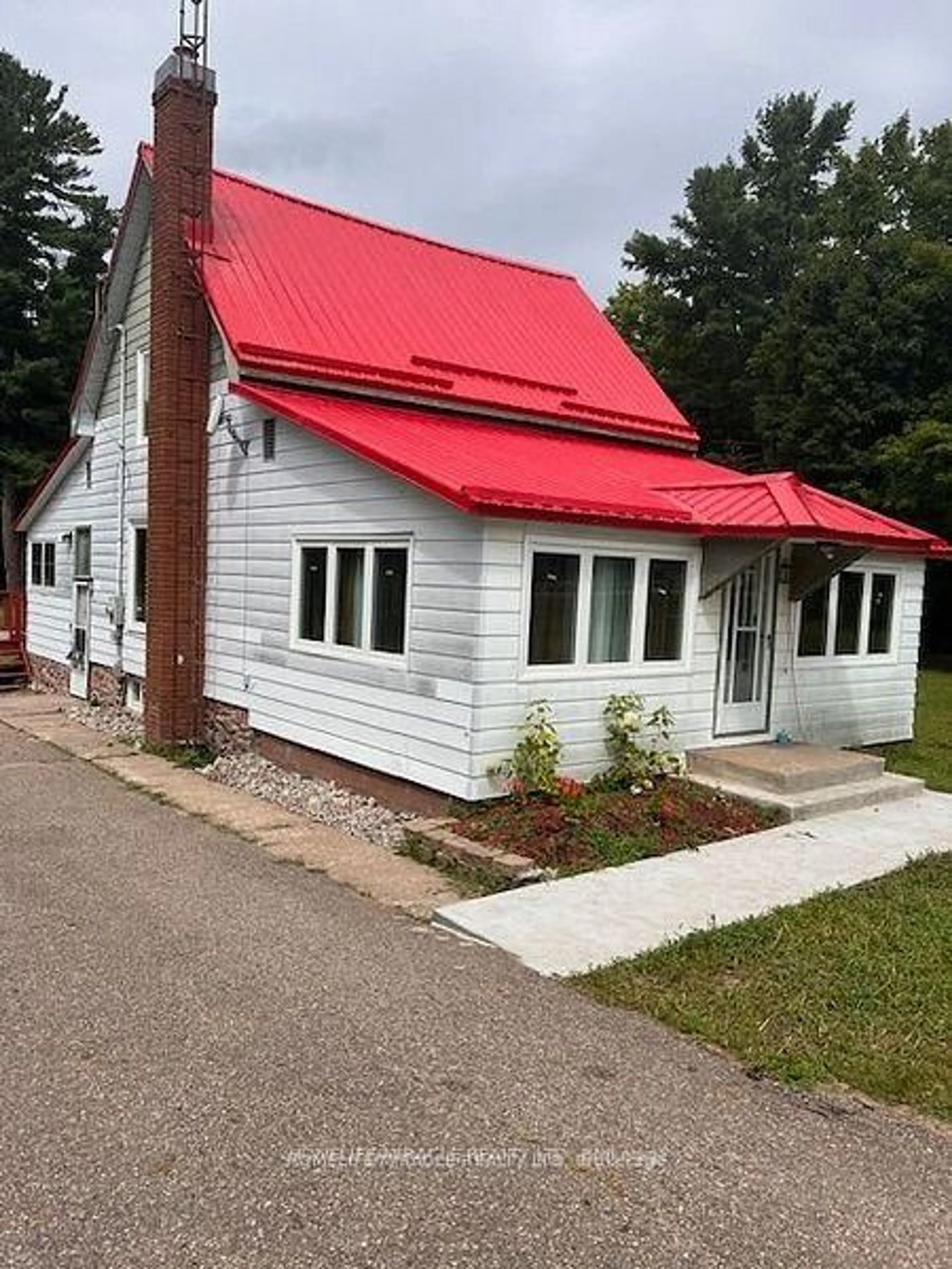Home with vinyl exterior material, building for 26547 HIGHWAY 62, Bancroft Ontario K0L 2L0