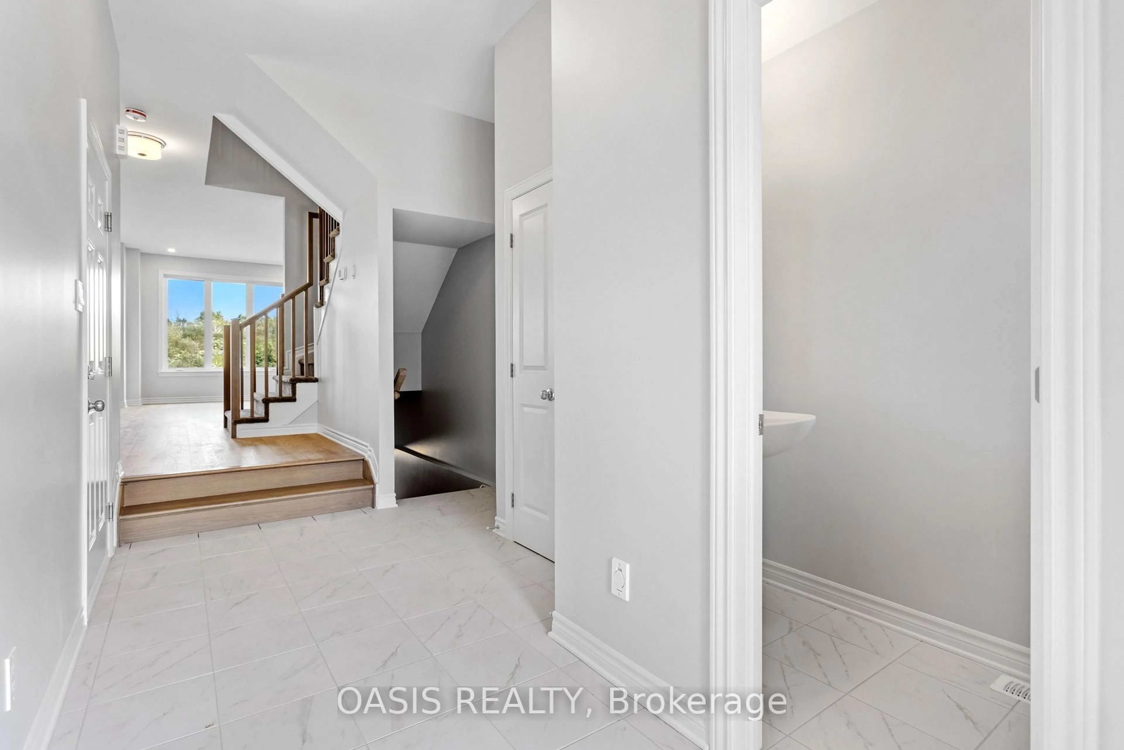 Indoor entryway for 786 Antonio Farley St, Orleans Ontario K4A 5N3
