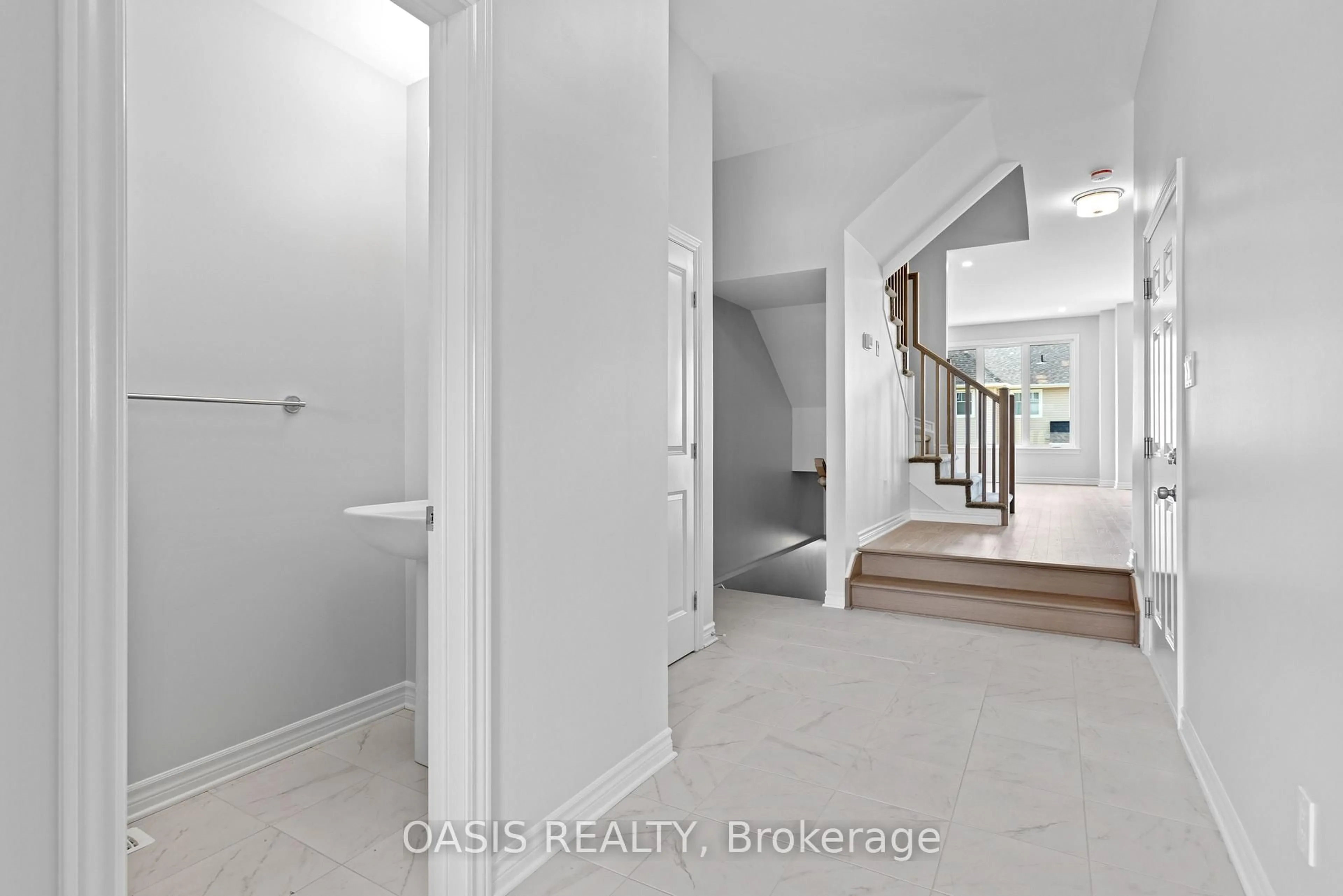 Indoor entryway for 797 Antonio Farley St, Orleans Ontario K4A 5N3