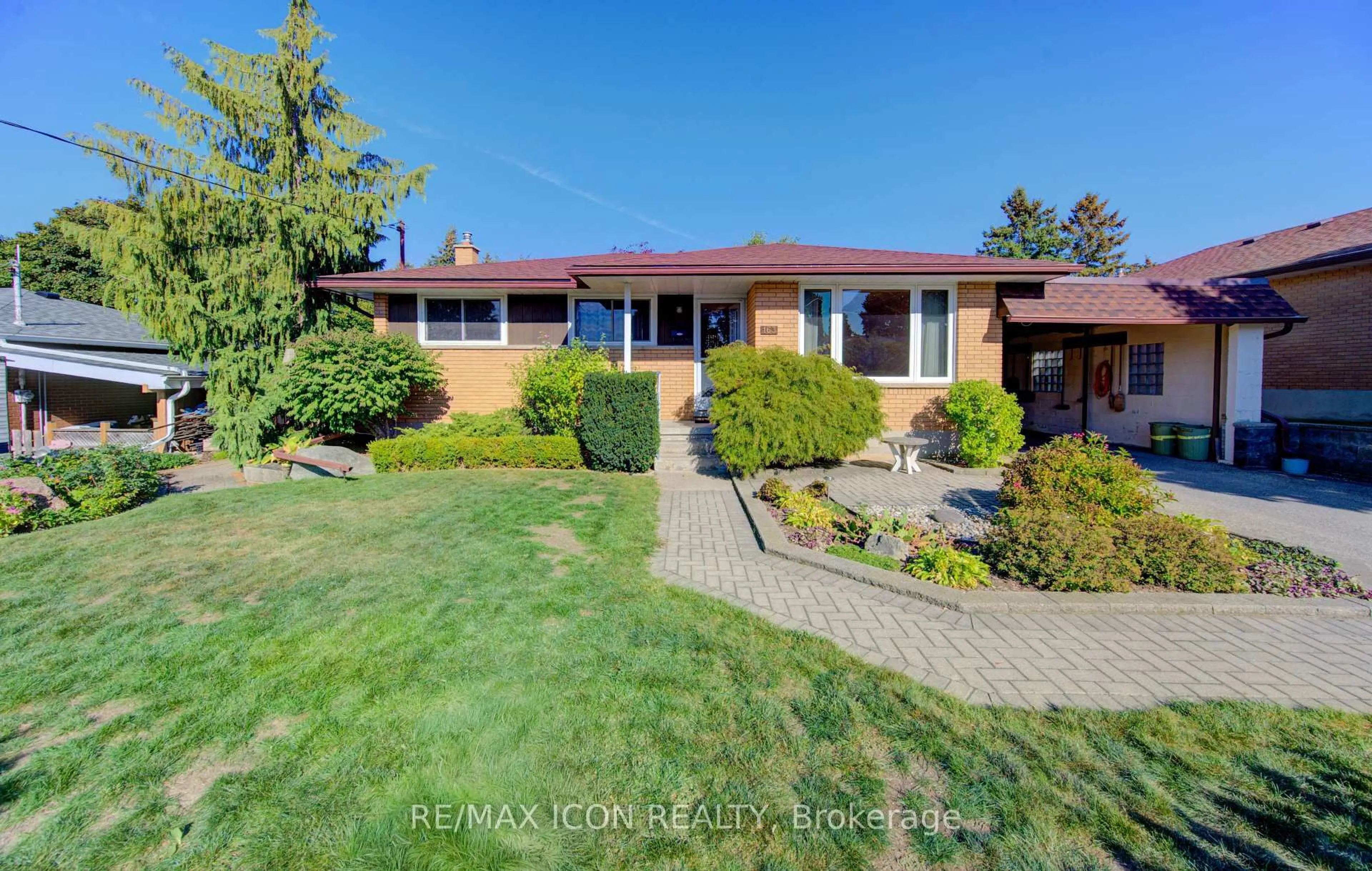 A pic from outside/outdoor area/front of a property/back of a property/a pic from drone, street for 163 Weaver St, Cambridge Ontario N3C 1W6