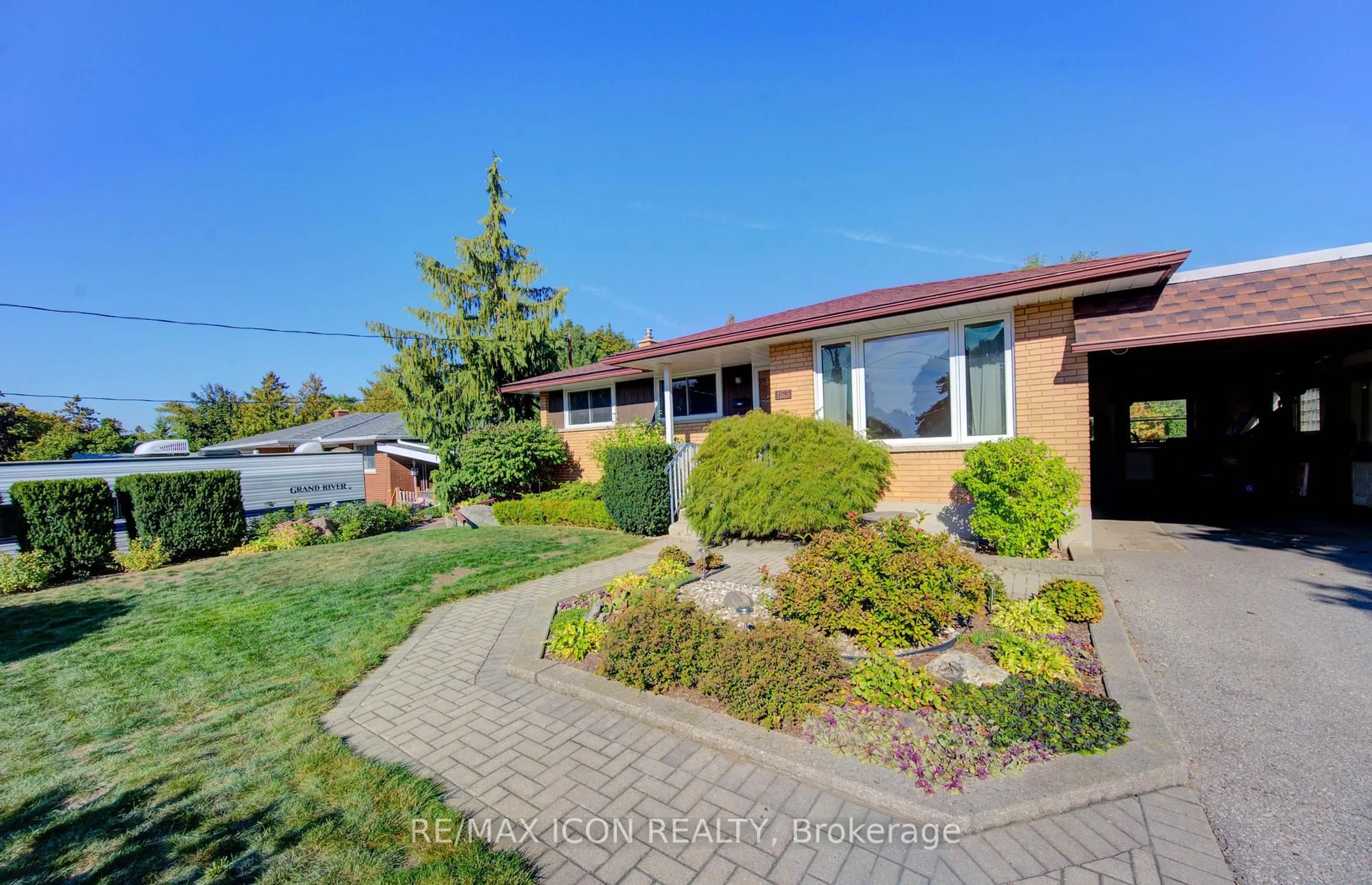 A pic from outside/outdoor area/front of a property/back of a property/a pic from drone, street for 163 Weaver St, Cambridge Ontario N3C 1W6
