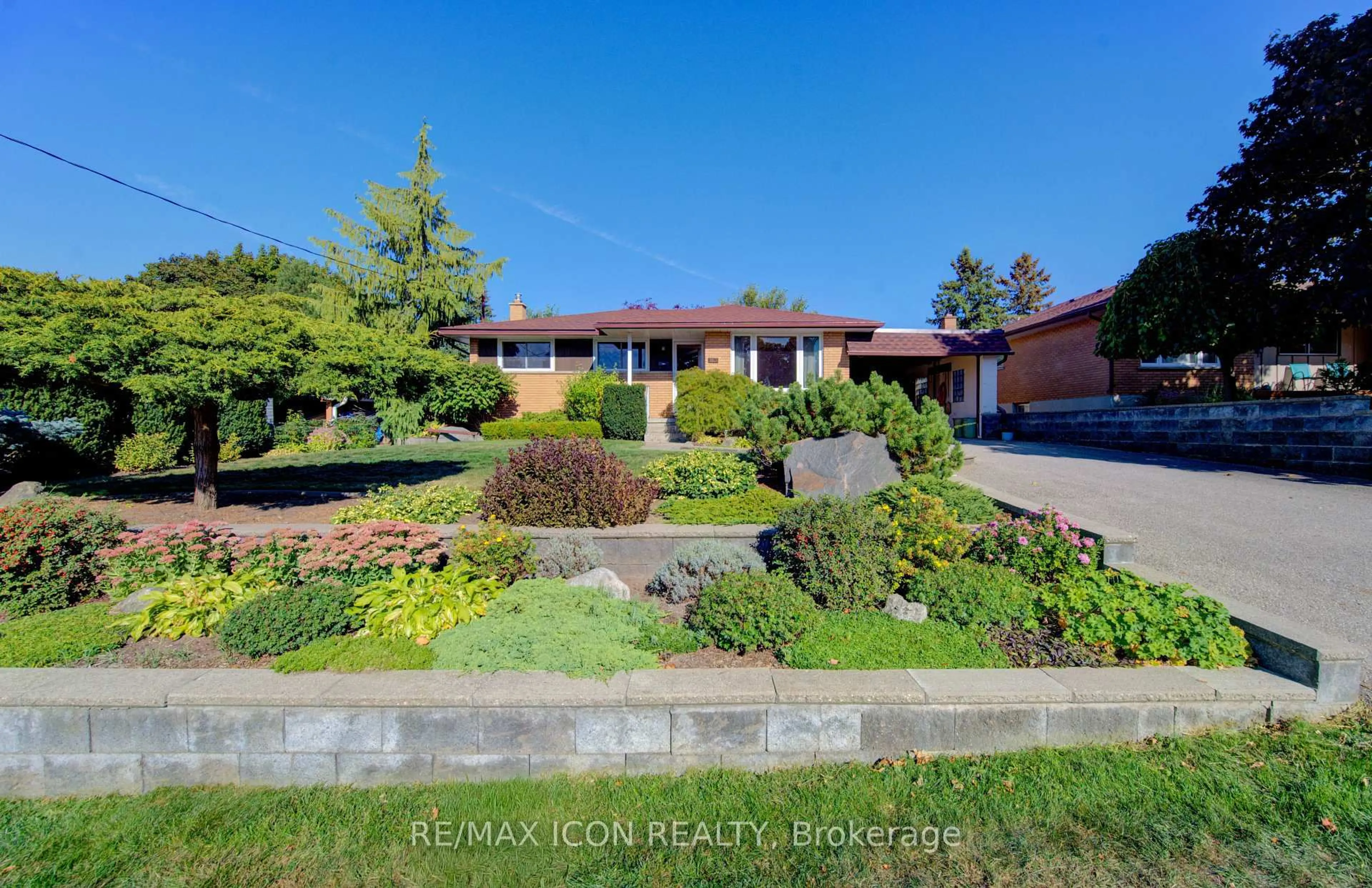 A pic from outside/outdoor area/front of a property/back of a property/a pic from drone, street for 163 Weaver St, Cambridge Ontario N3C 1W6