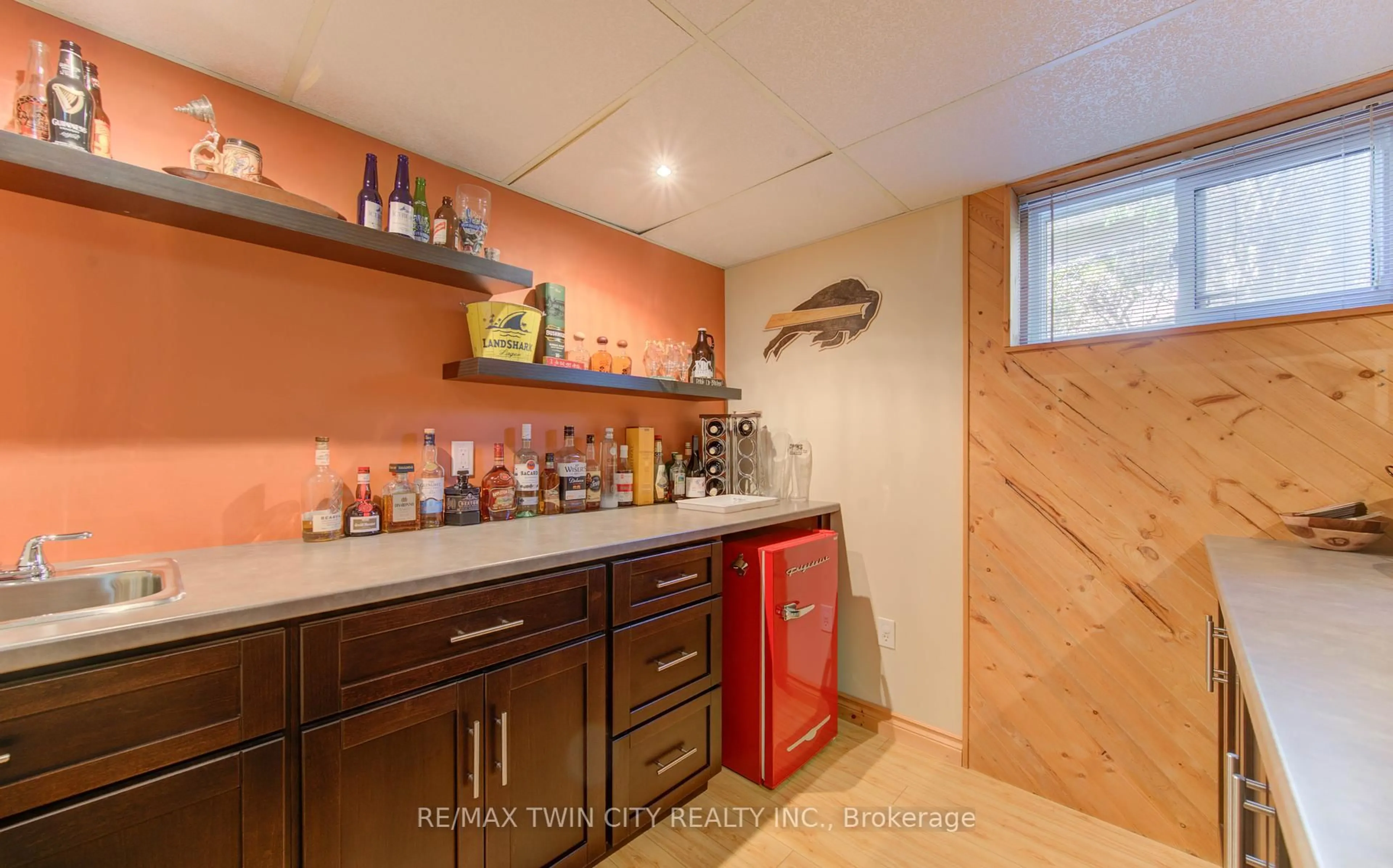 Laundry room for 120 Fourth Ave, Kitchener Ontario N2C 1N8