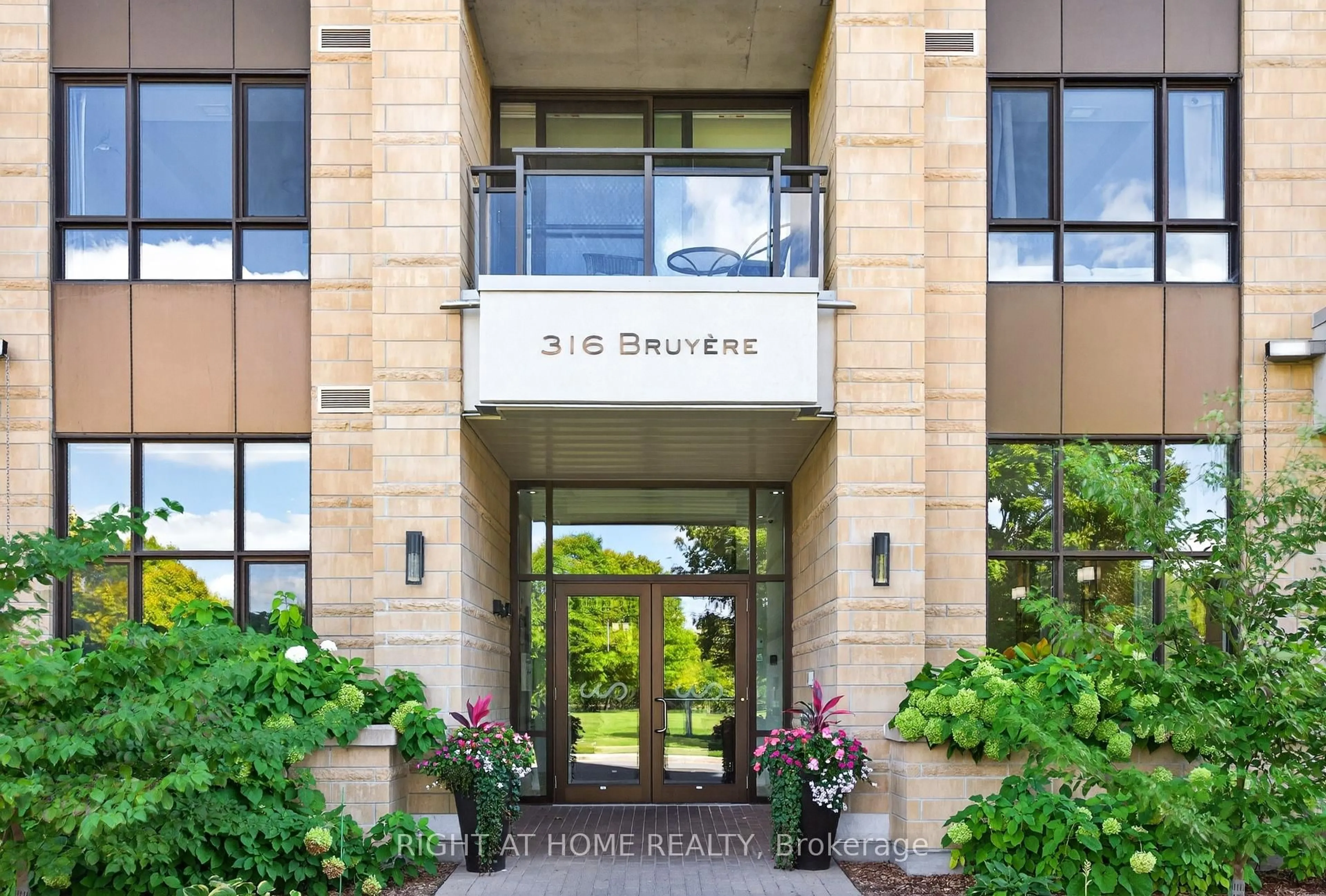 Indoor foyer for 316 Bruyere St #517, Ottawa Ontario K1N 0C3