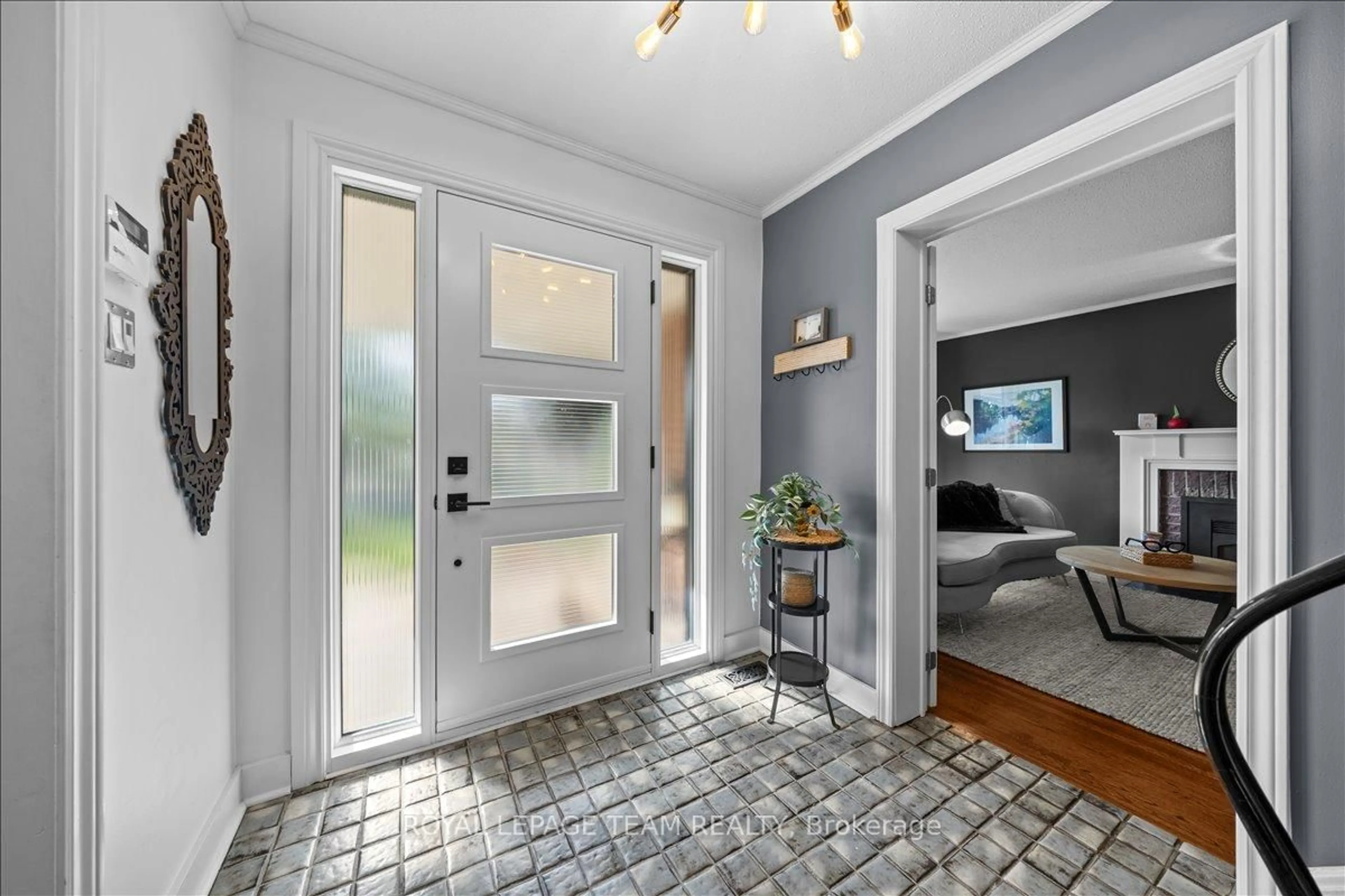 Indoor entryway for 1371 Pebble Rd, Ottawa Ontario K1V 7R7