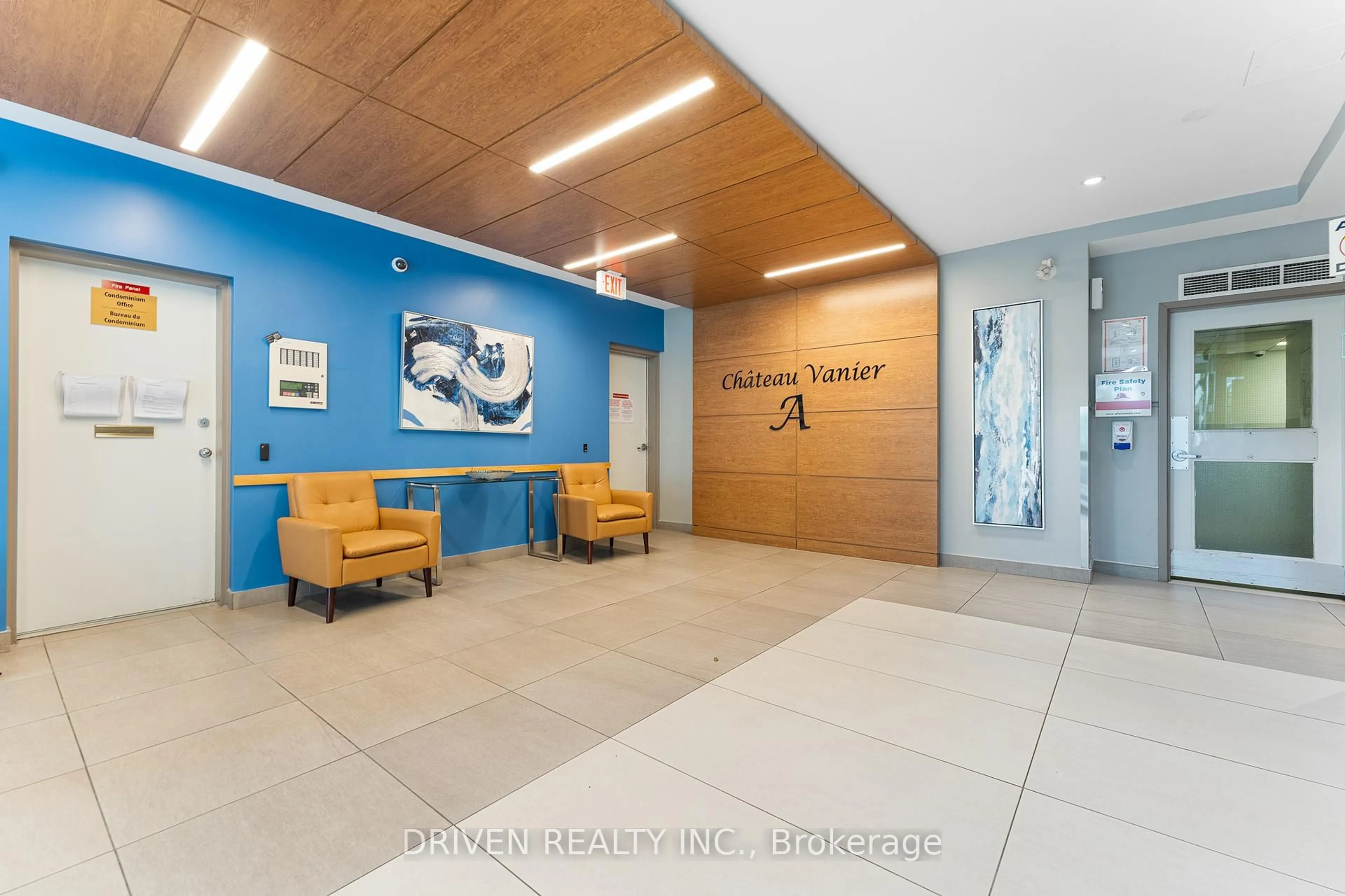 Indoor foyer for 158 A McArthur Ave, Ottawa Ontario K1L 7E7