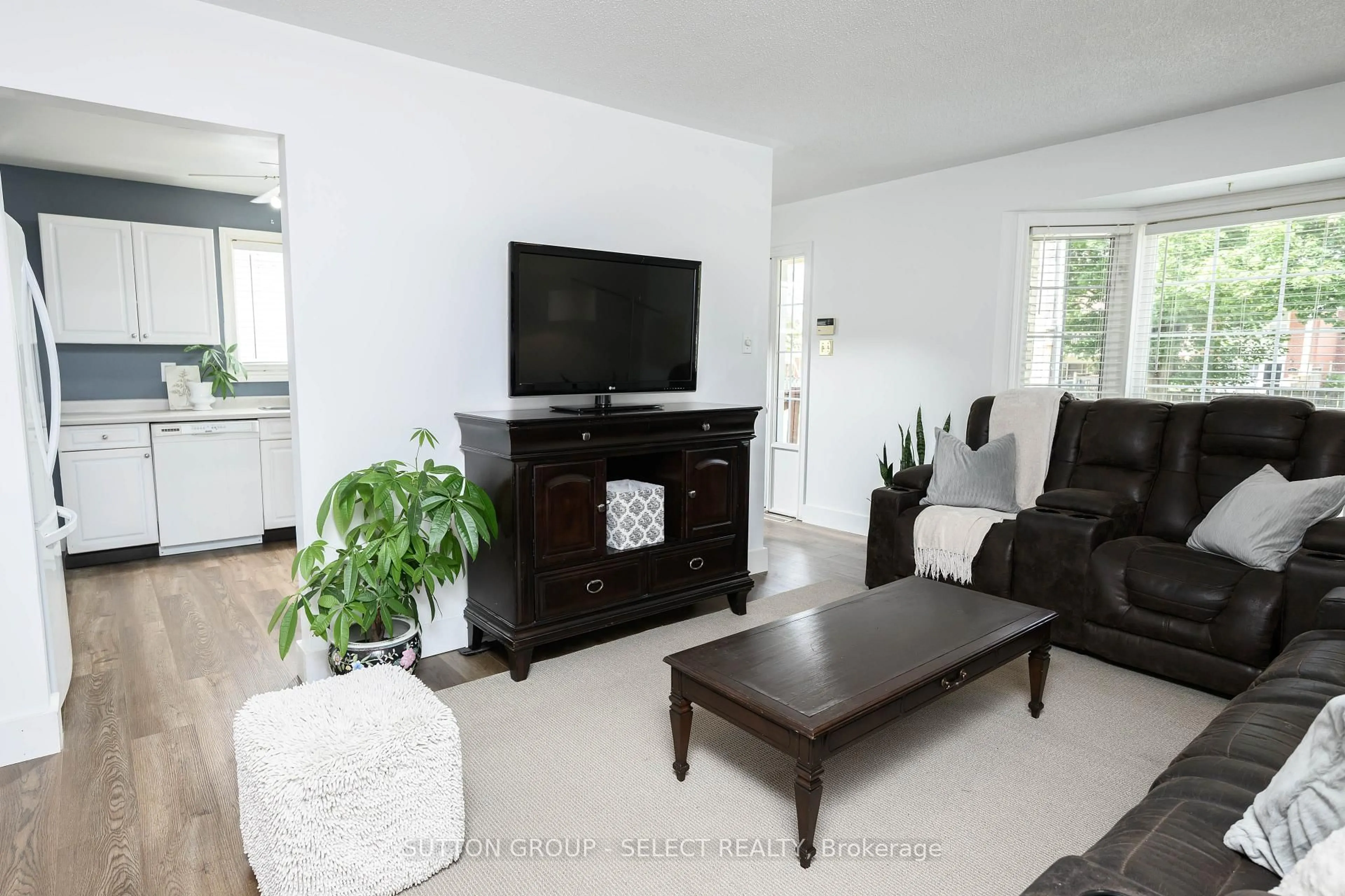 Living room with furniture, unknown for 1009 KIPPS Lane, London East Ontario N5Y 4S6
