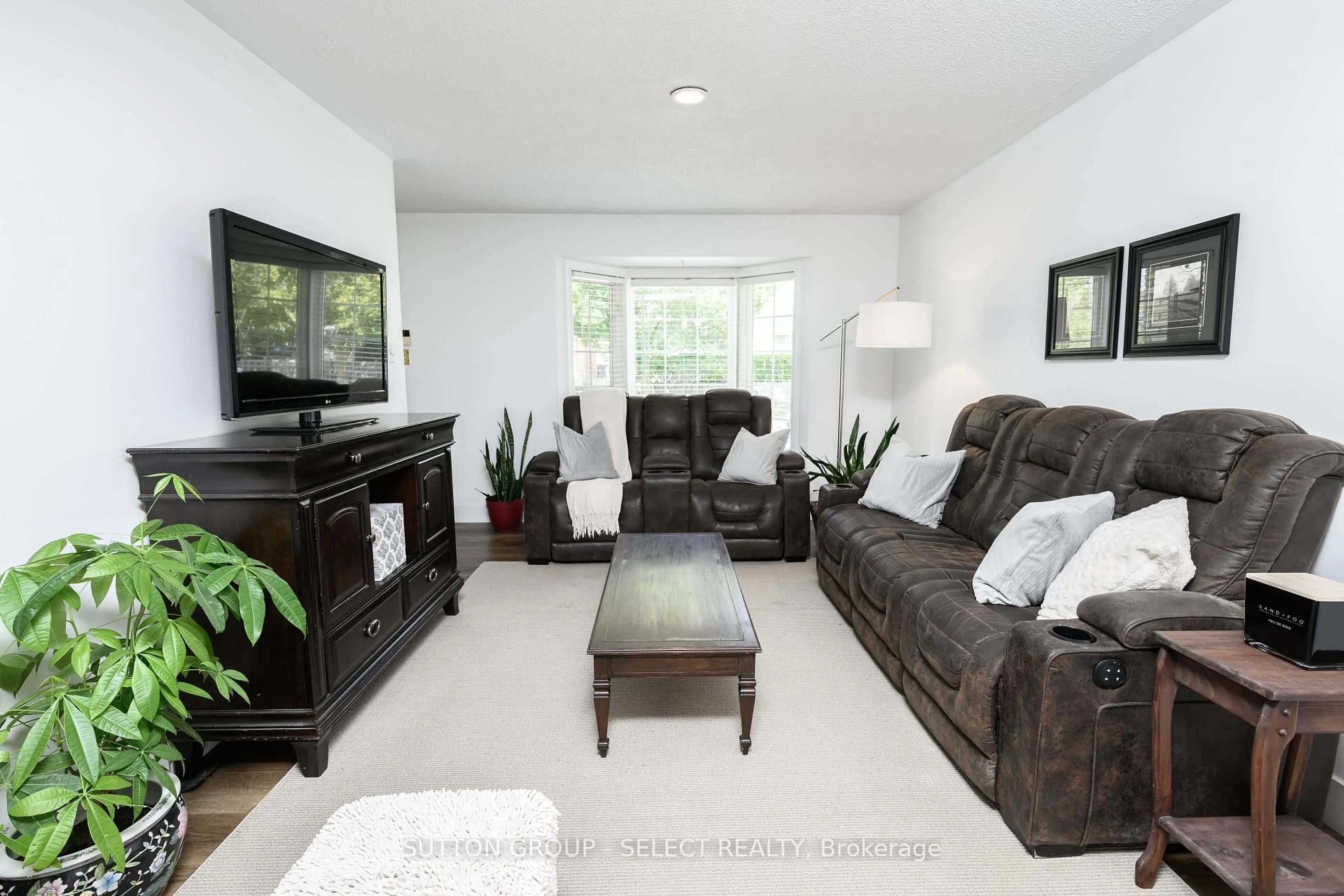 Living room with furniture, unknown for 1009 KIPPS Lane, London East Ontario N5Y 4S6