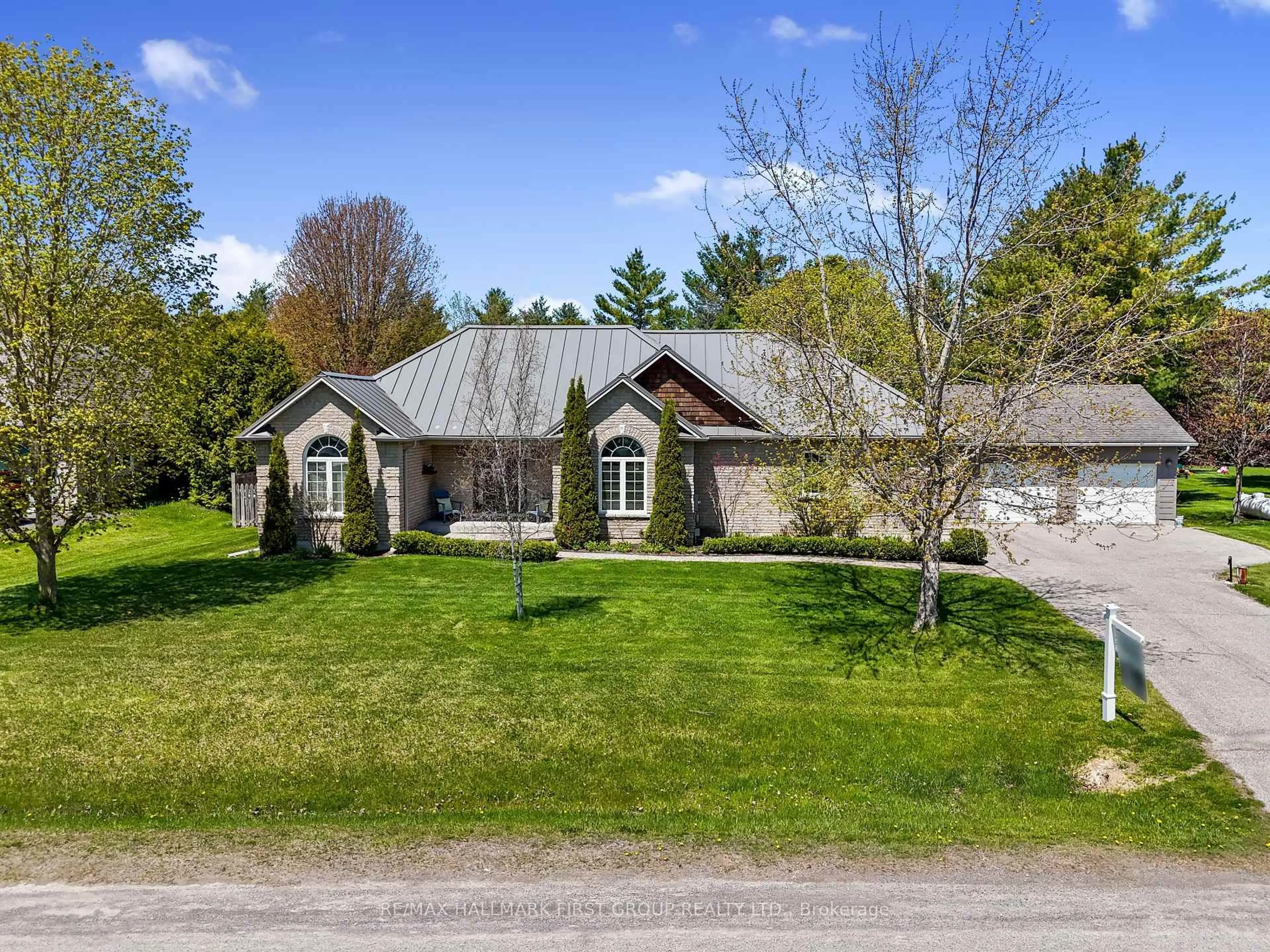A pic from outside/outdoor area/front of a property/back of a property/a pic from drone, street for 3905 Larose Cres, Port Hope Ontario L0A 1B0