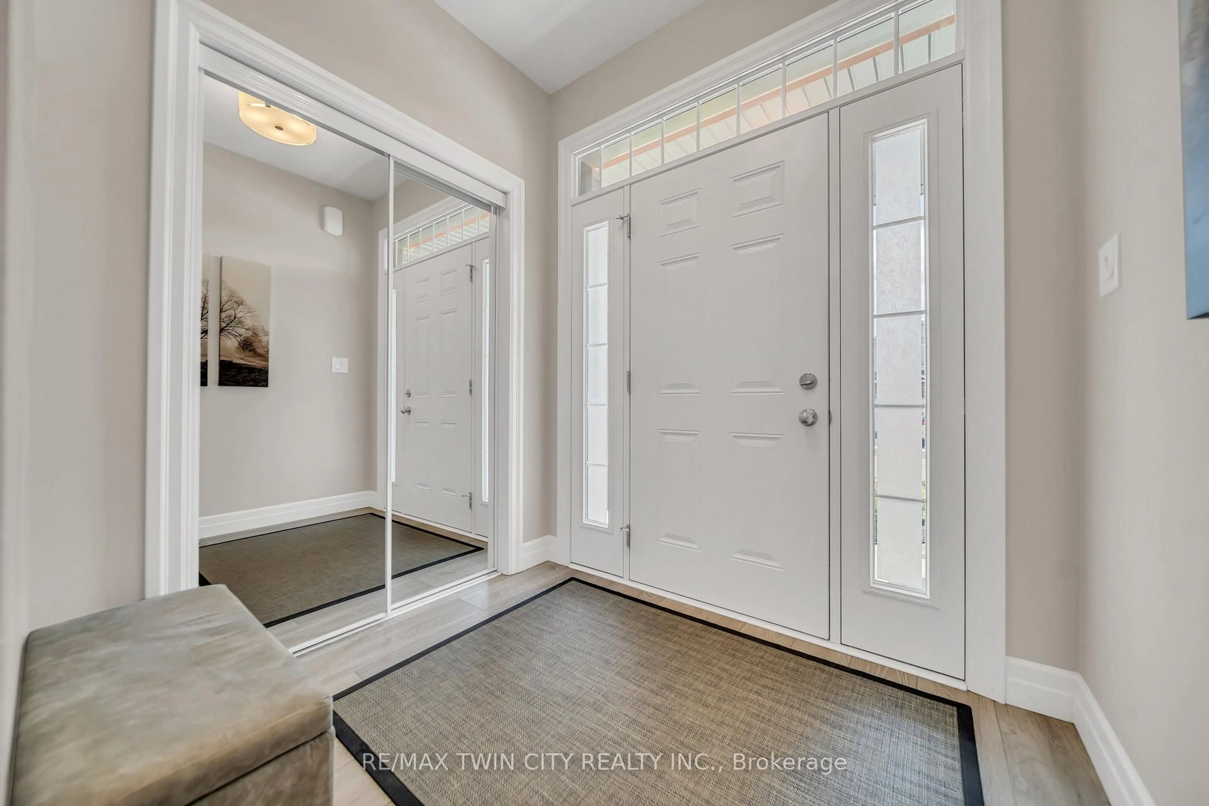 Indoor entryway for 536 Landgren Crt, Kitchener Ontario N2A 4J7