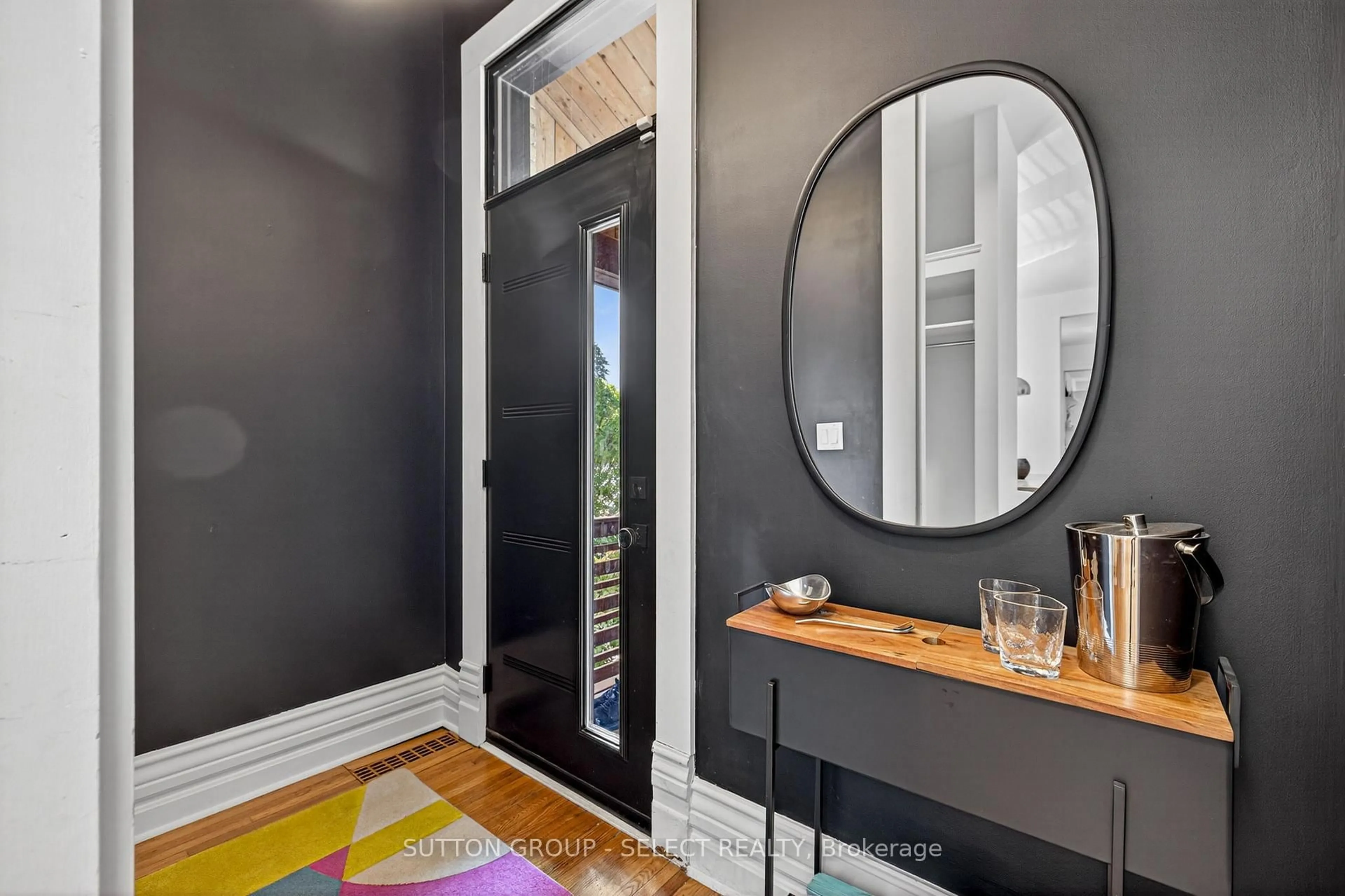 Indoor entryway for 930 WELLINGTON St, London East Ontario N6A 3S9