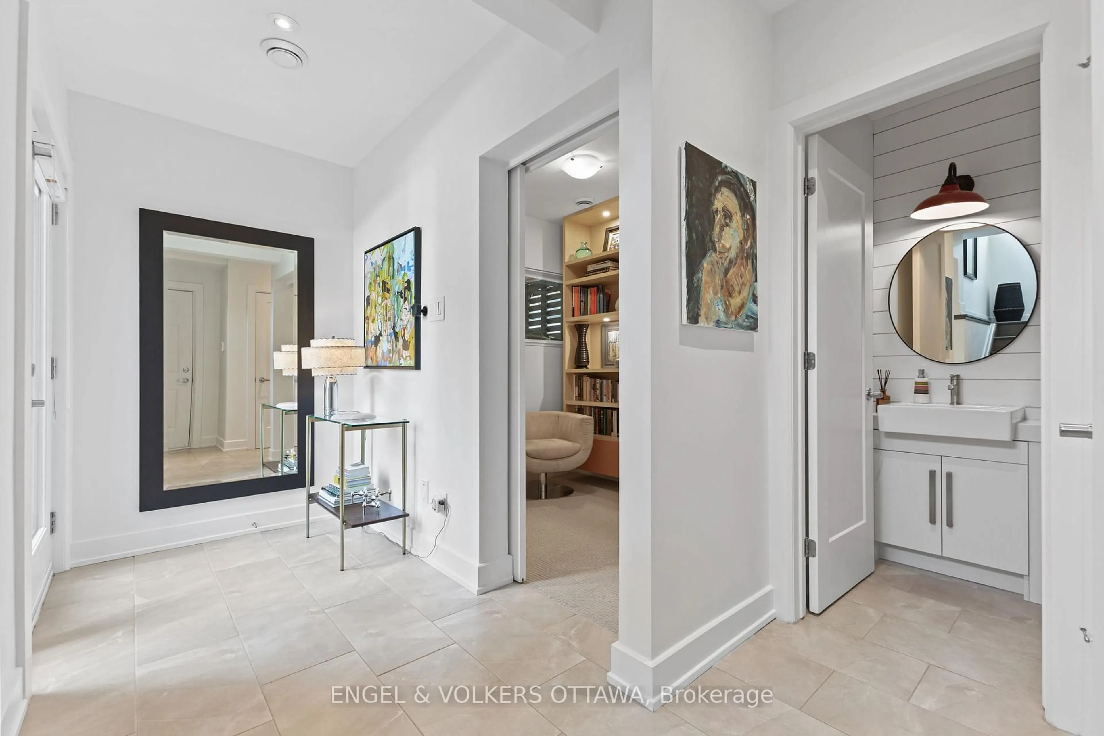 Indoor entryway for 3 Montcalm St, Ottawa Ontario K1S 5H7
