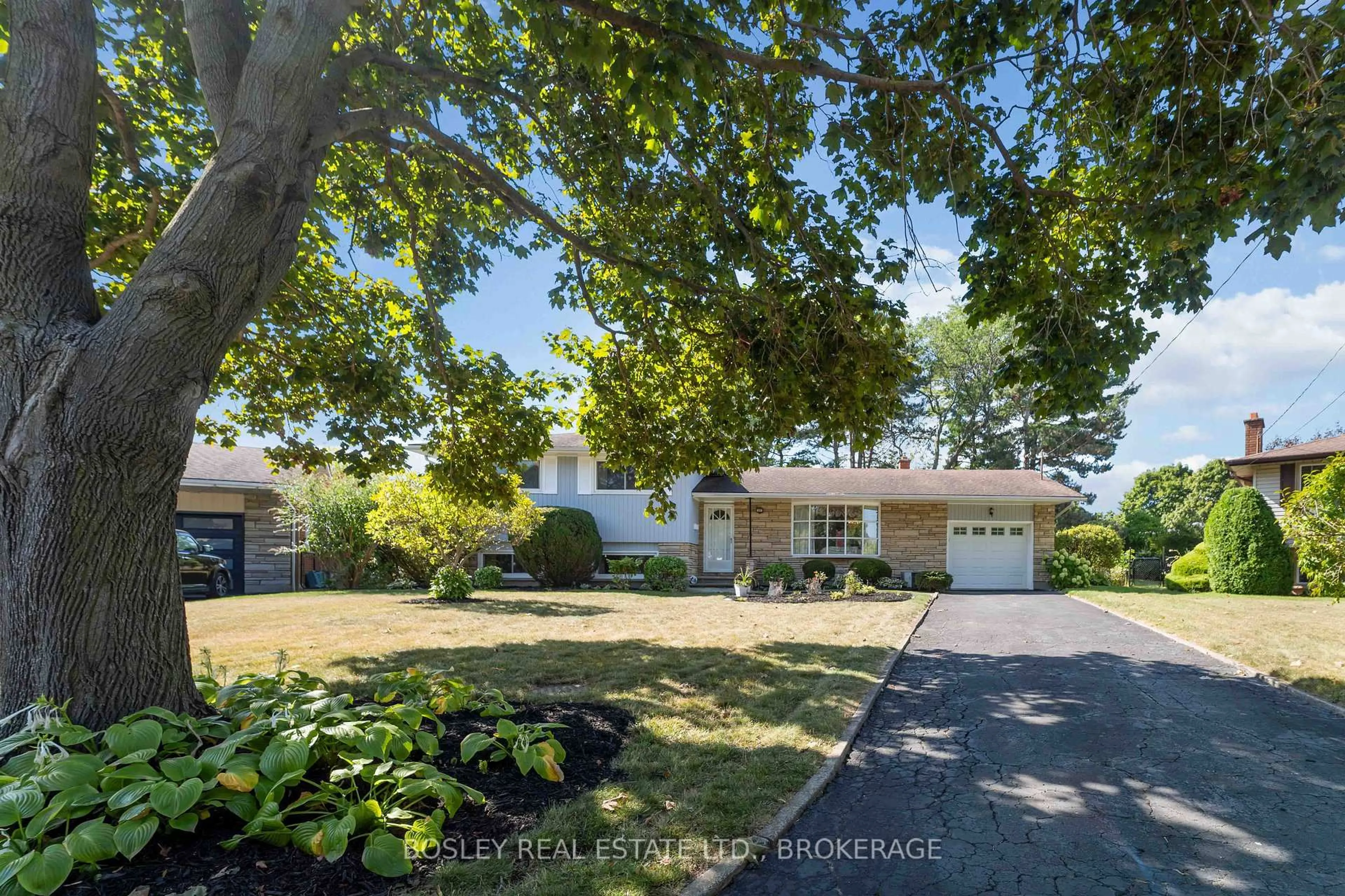 A pic from outside/outdoor area/front of a property/back of a property/a pic from drone, street for 27 Meadowlark Cres, St. Catharines Ontario L2N 2M6