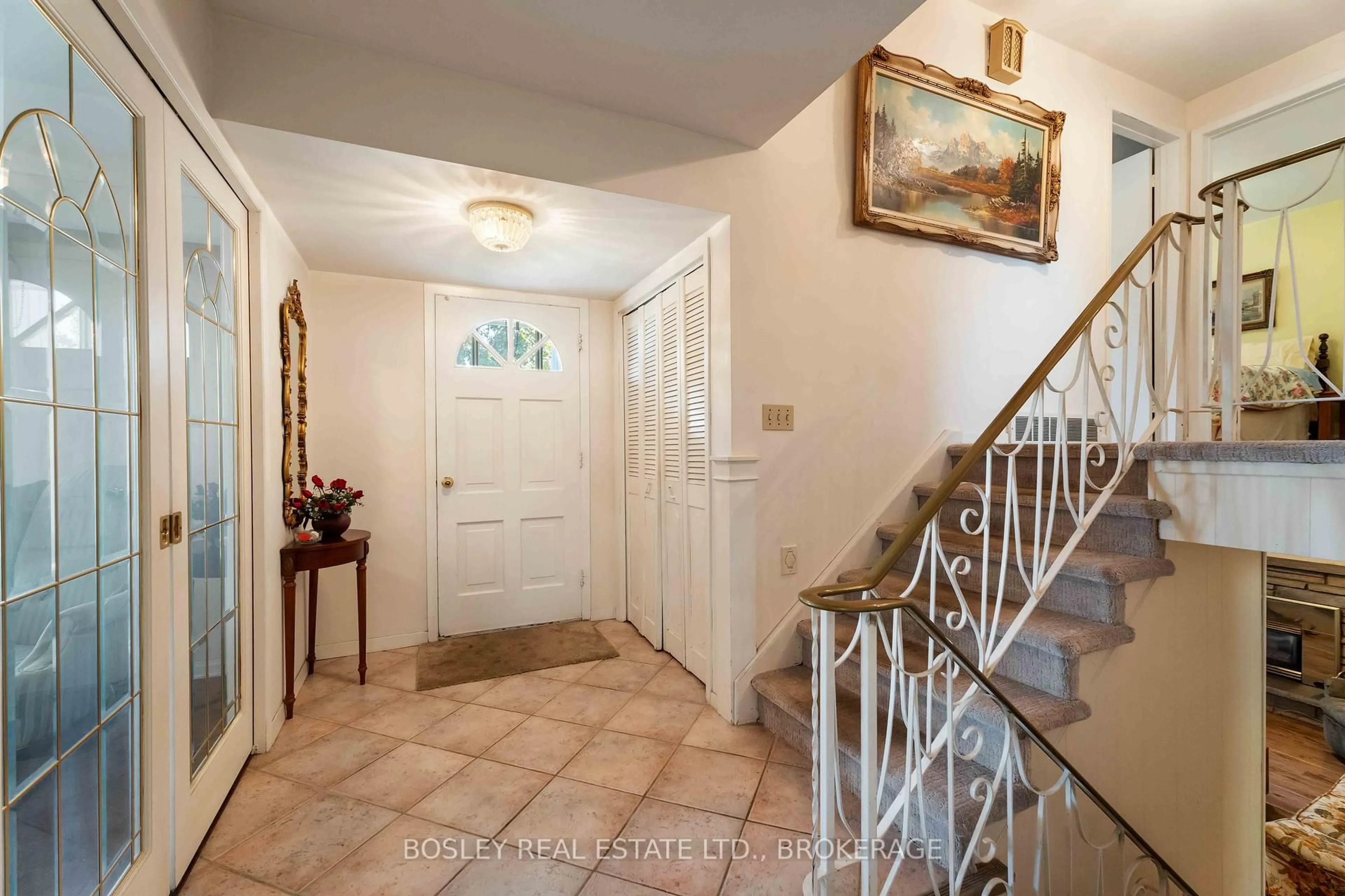 Indoor foyer for 27 Meadowlark Cres, St. Catharines Ontario L2N 2M6