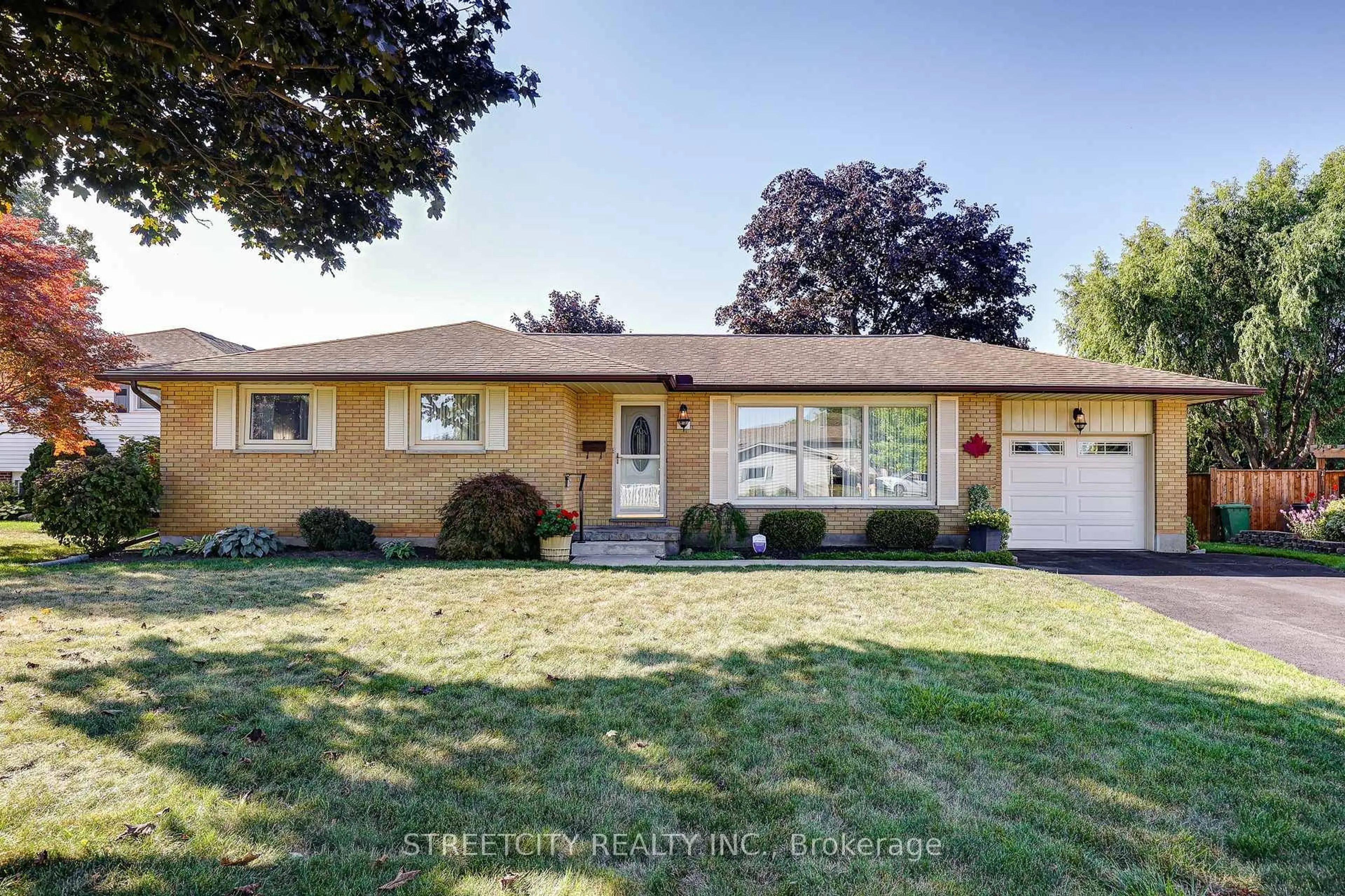 Home with vinyl exterior material, street for 15 Ryerson Pl, St. Thomas Ontario N5R 4R9