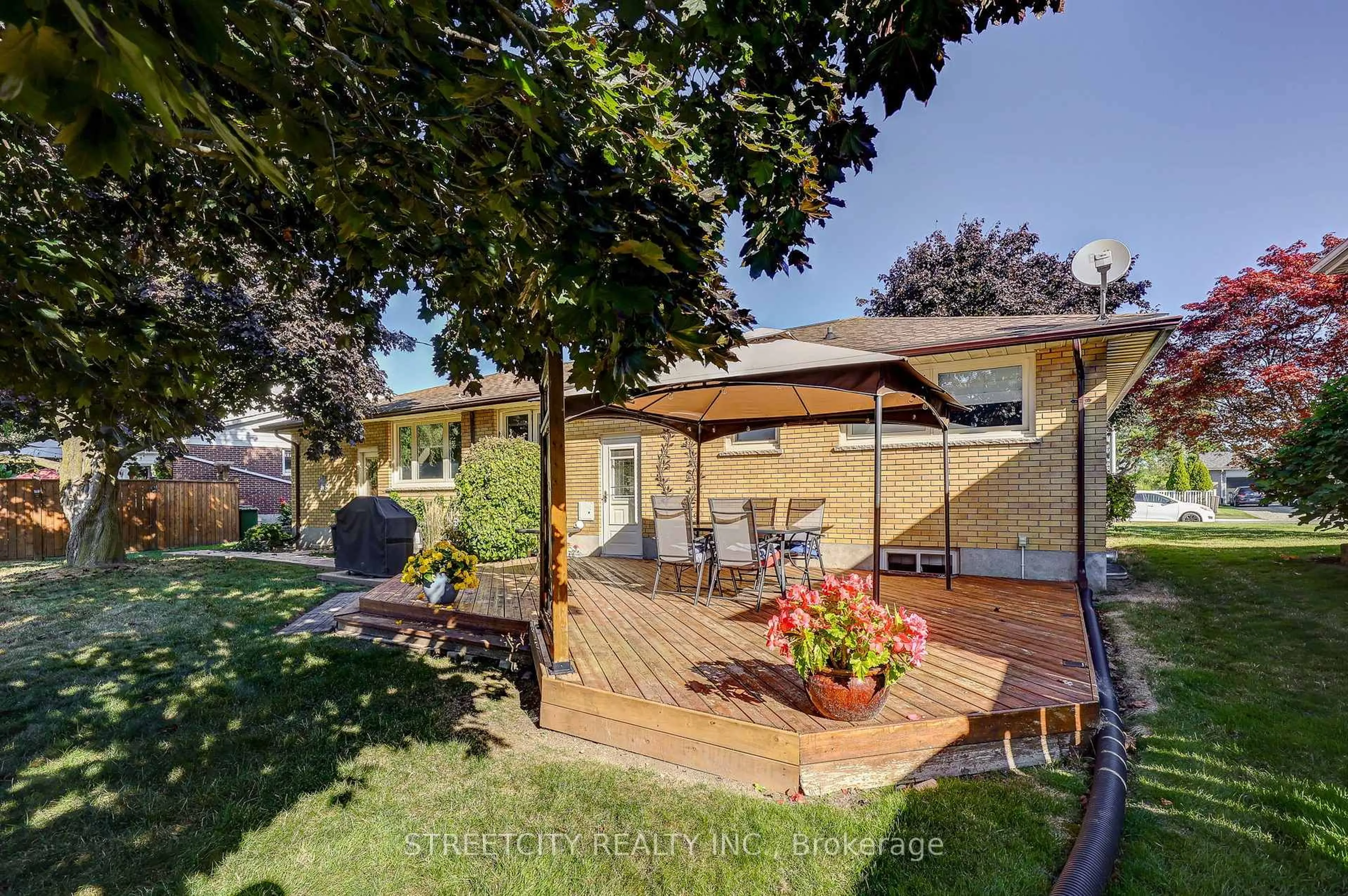 Patio, street for 15 Ryerson Pl, St. Thomas Ontario N5R 4R9