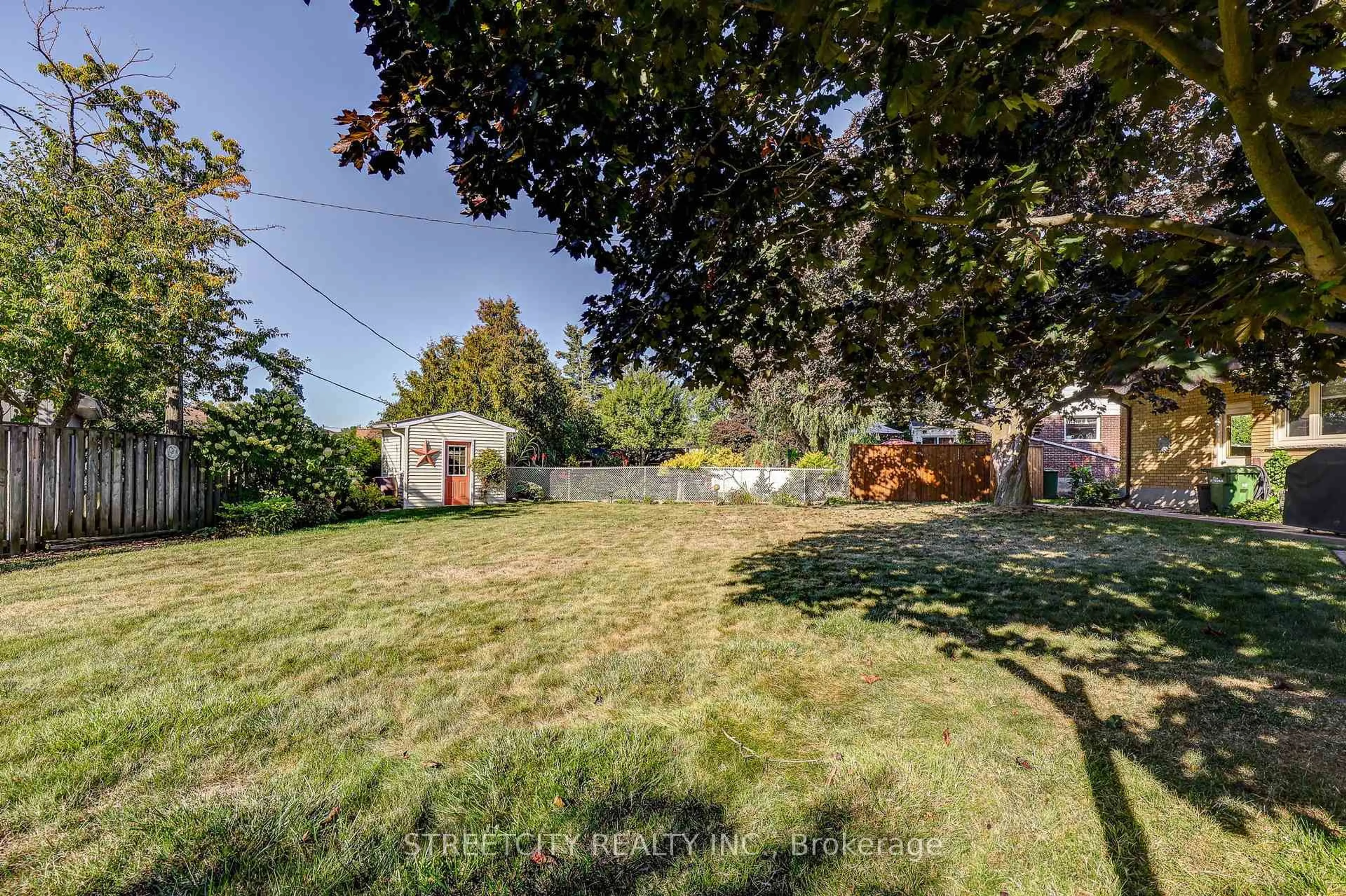 A pic from outside/outdoor area/front of a property/back of a property/a pic from drone, street for 15 Ryerson Pl, St. Thomas Ontario N5R 4R9