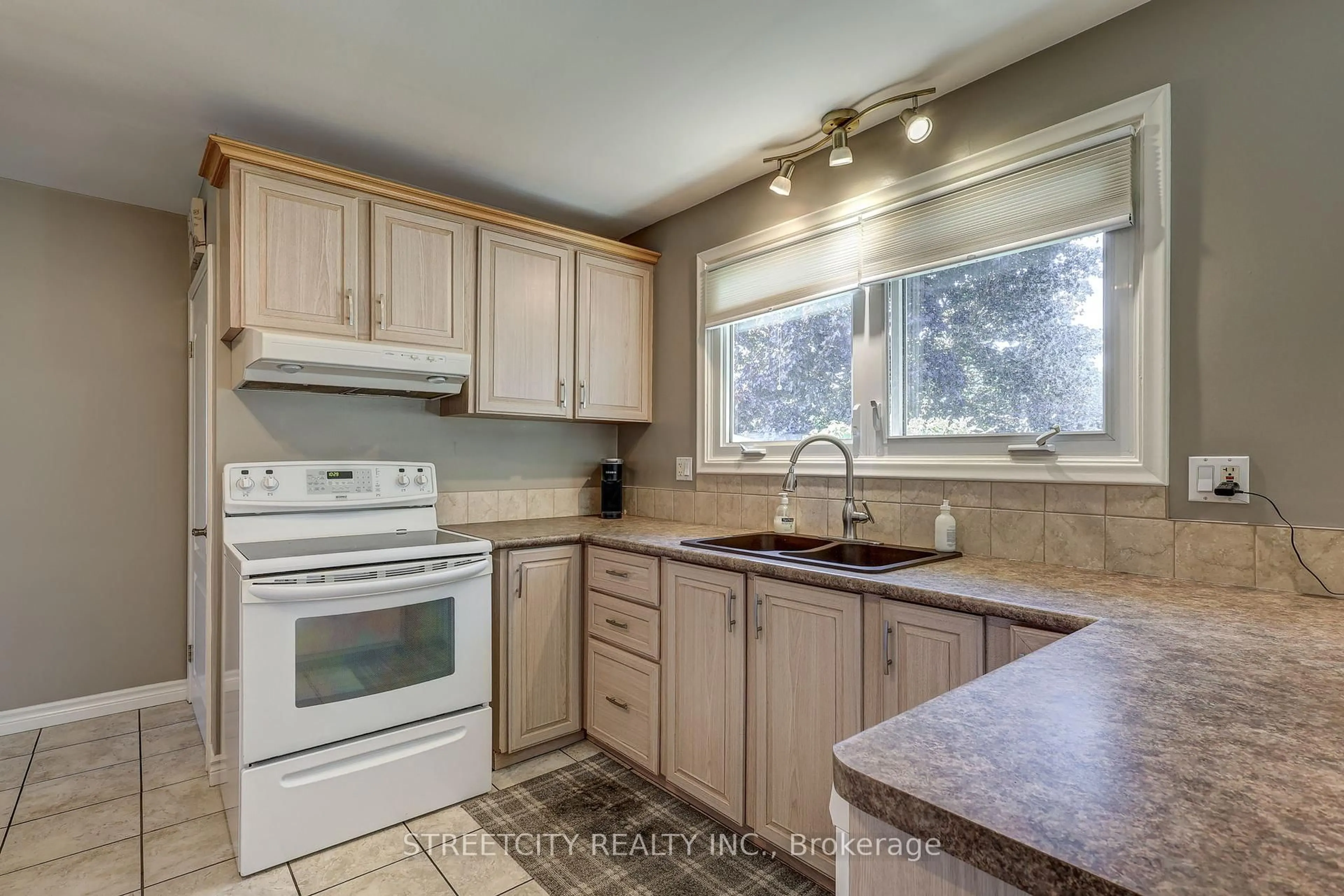 Standard kitchen, unknown for 15 Ryerson Pl, St. Thomas Ontario N5R 4R9