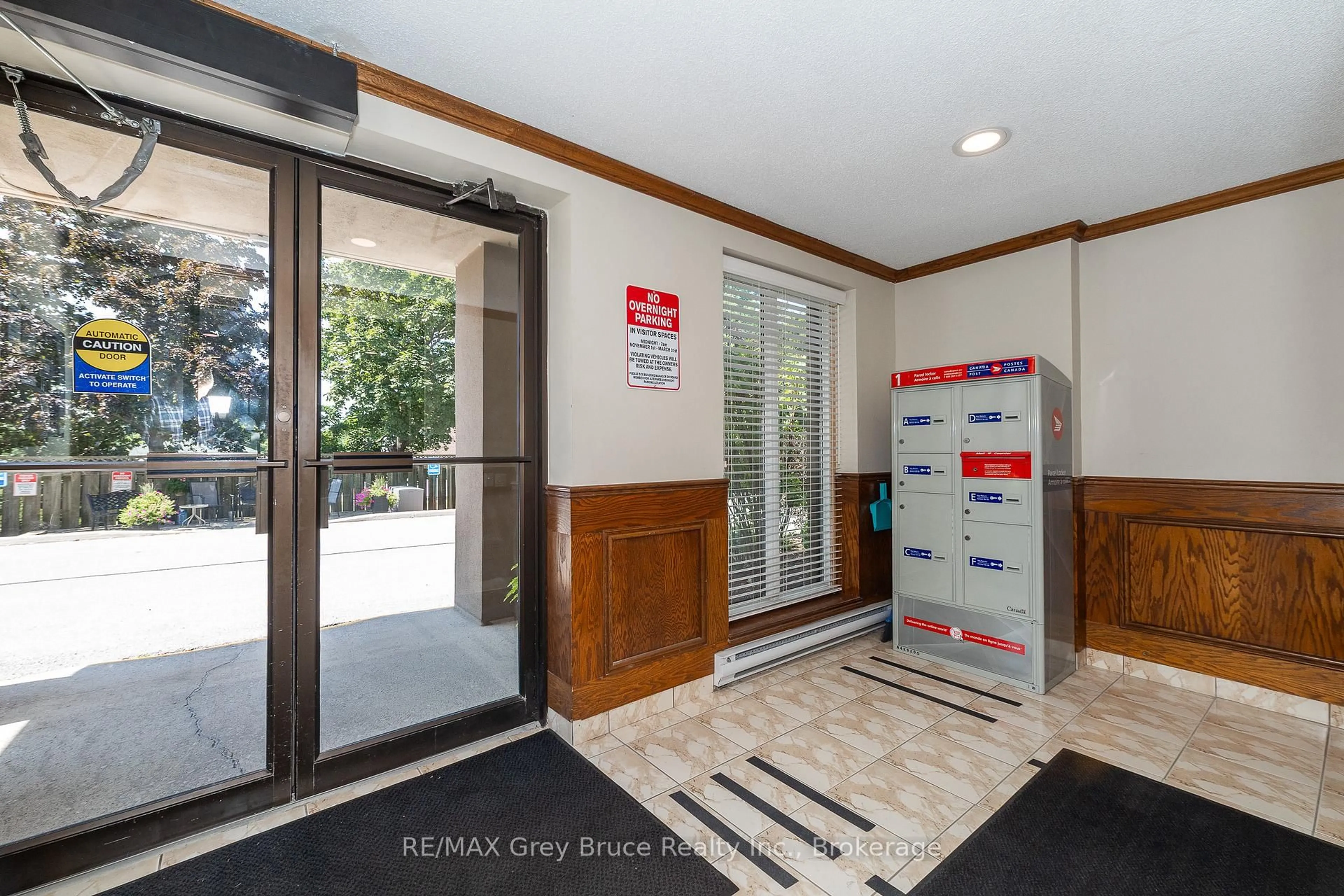 Indoor foyer for 850 6TH St #309, Owen Sound Ontario N4K 2Y7