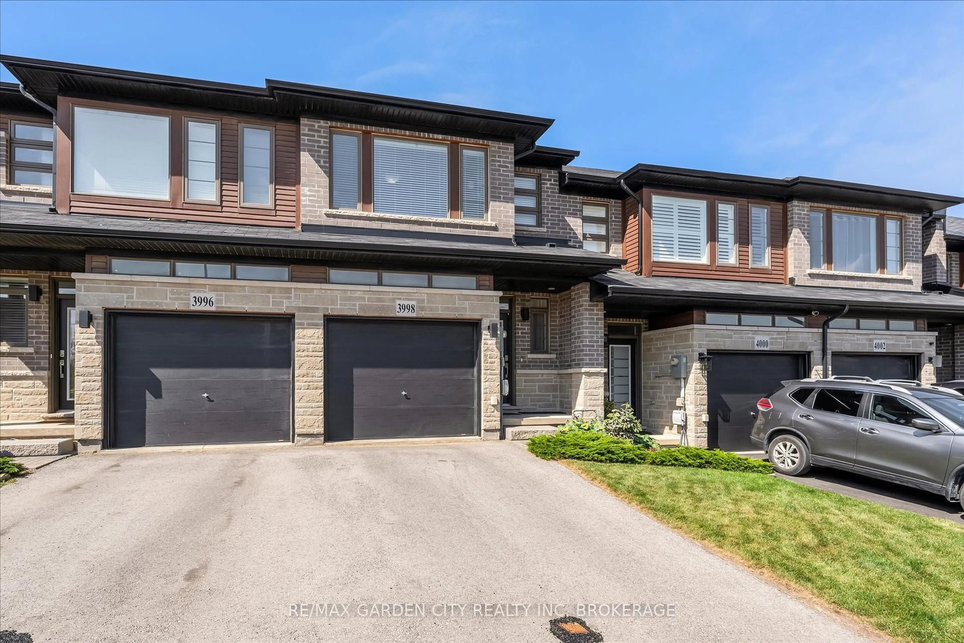 Home with brick exterior material, street for 3998 Crown St, Lincoln Ontario L3J 0S6