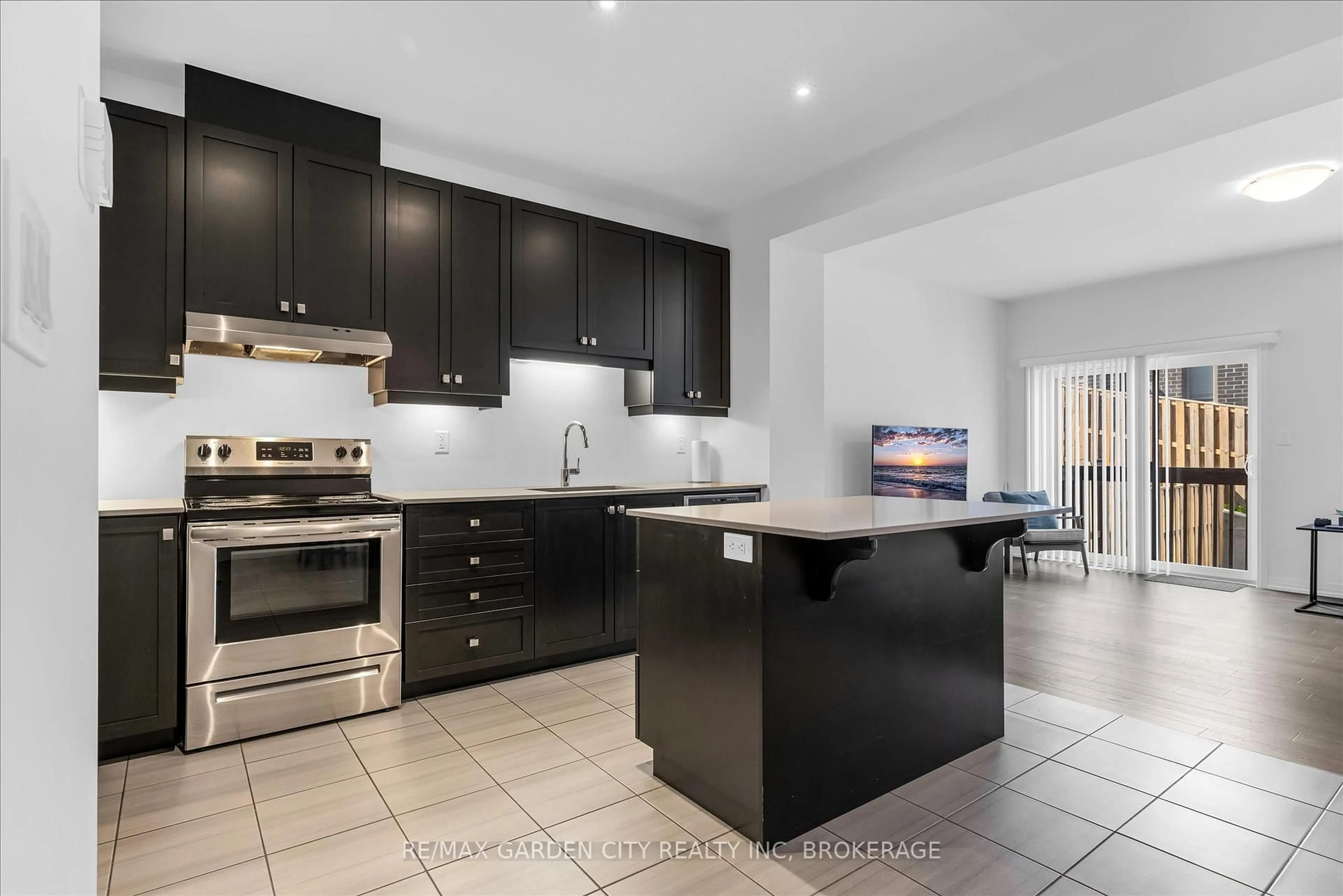 Open concept kitchen, ceramic/tile floor for 3998 Crown St, Lincoln Ontario L3J 0S6