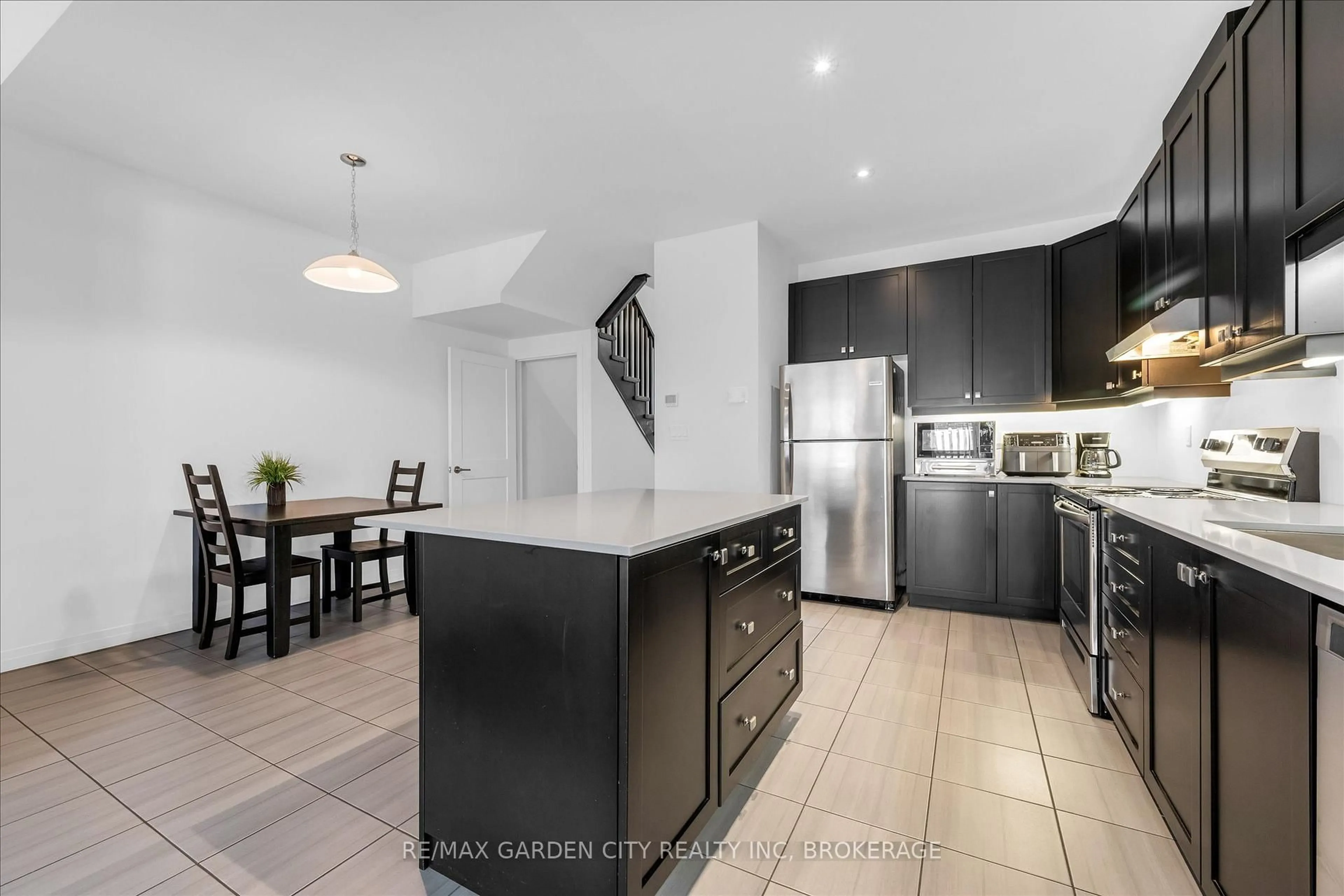 Open concept kitchen, ceramic/tile floor for 3998 Crown St, Lincoln Ontario L3J 0S6