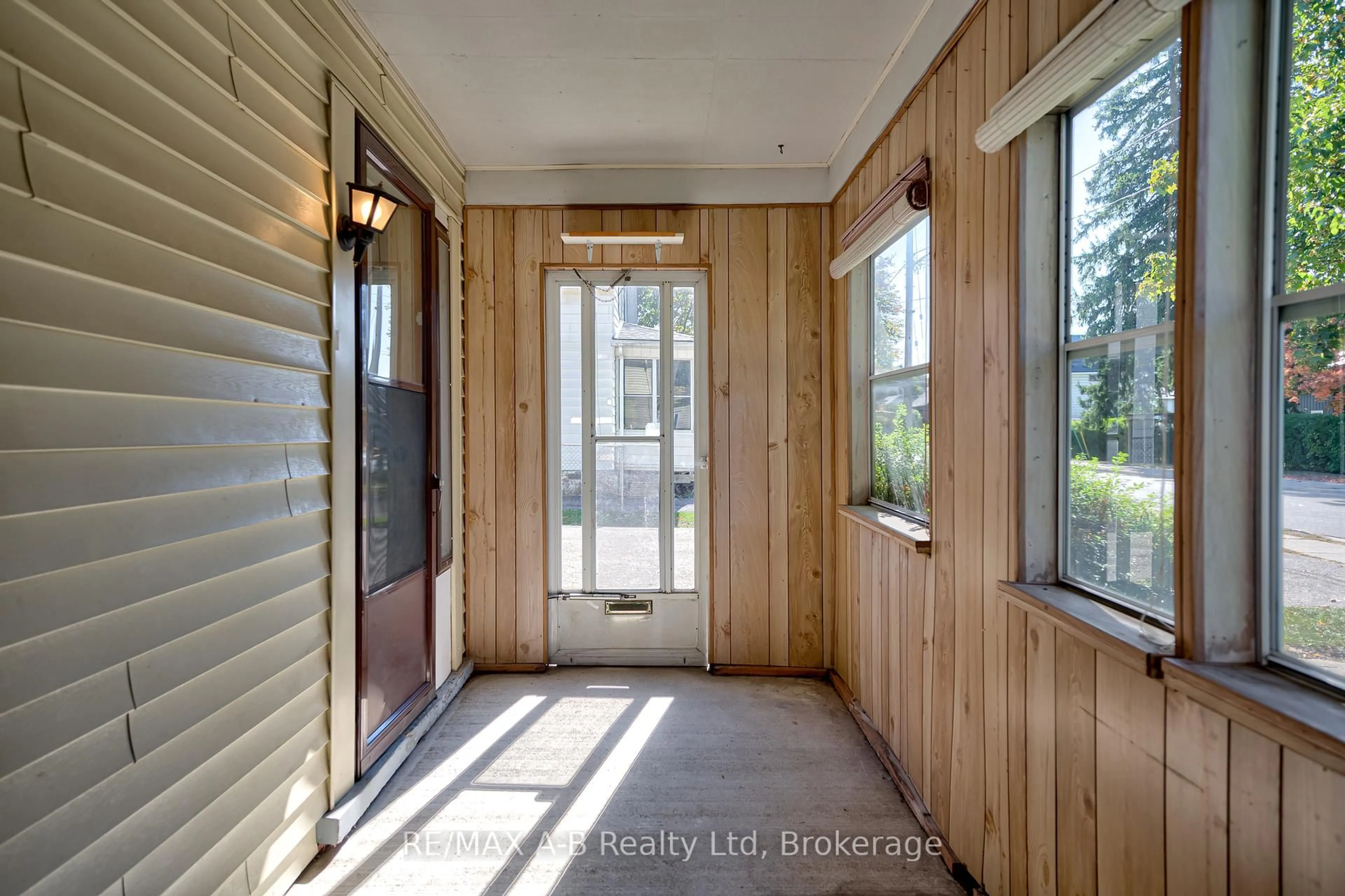 Indoor entryway for 137 Dufferin St, Stratford Ontario N5A 2G9