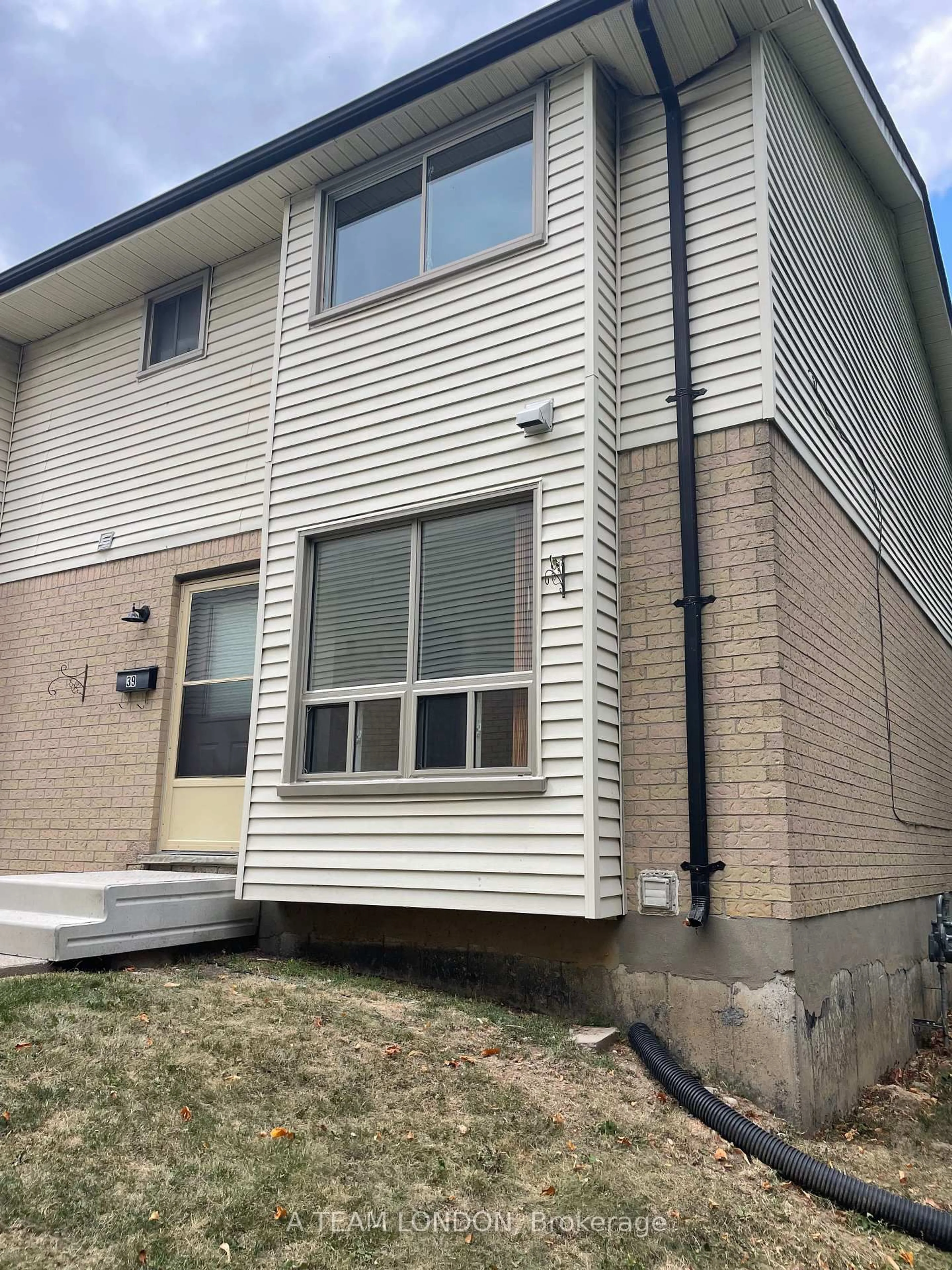 Home with vinyl exterior material, street for 355 Sandringham Cres #39, London South Ontario N6C 5K3
