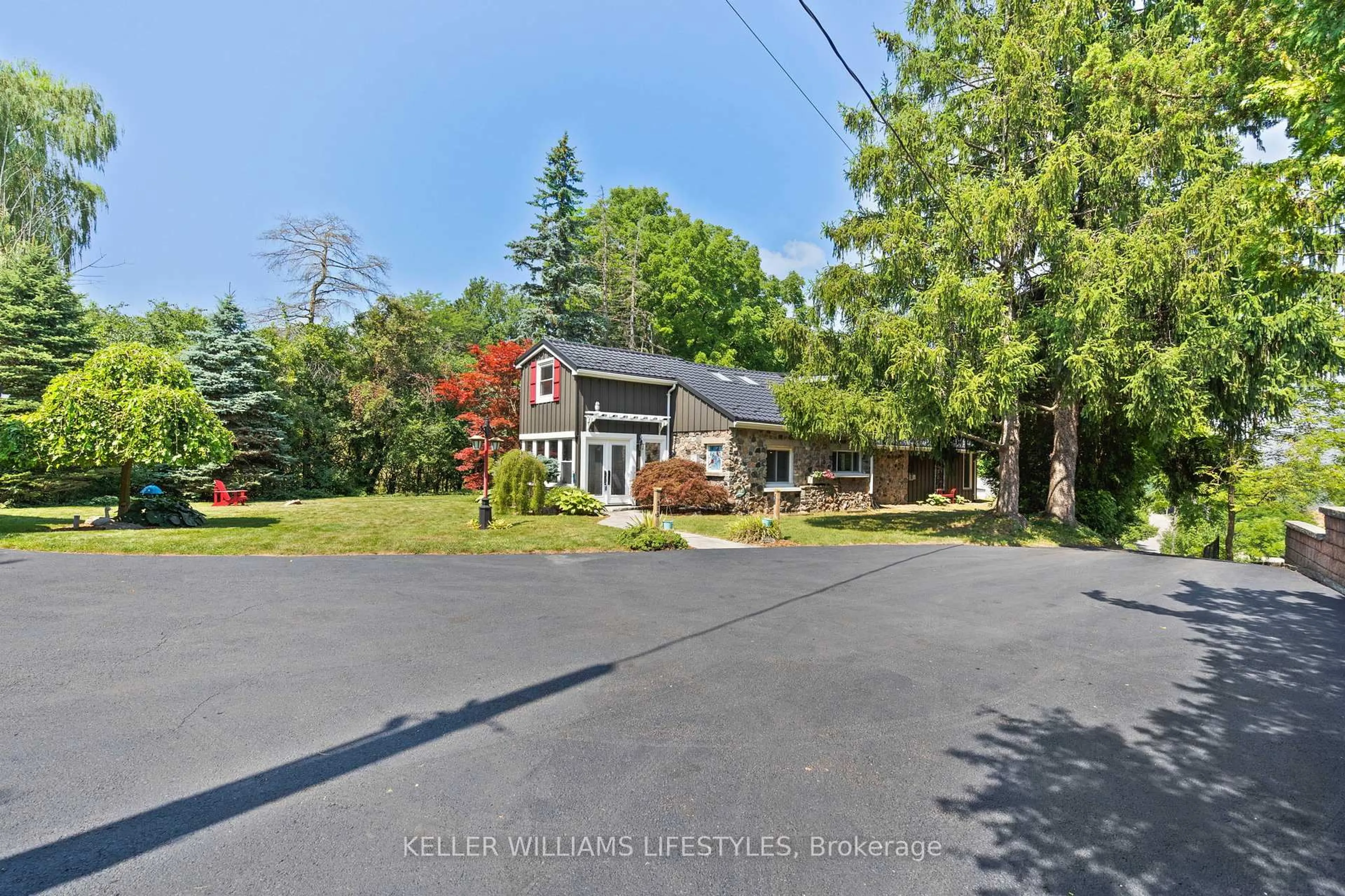 A pic from outside/outdoor area/front of a property/back of a property/a pic from drone, street for 515 Jarvis St, London South Ontario N6K 1X3