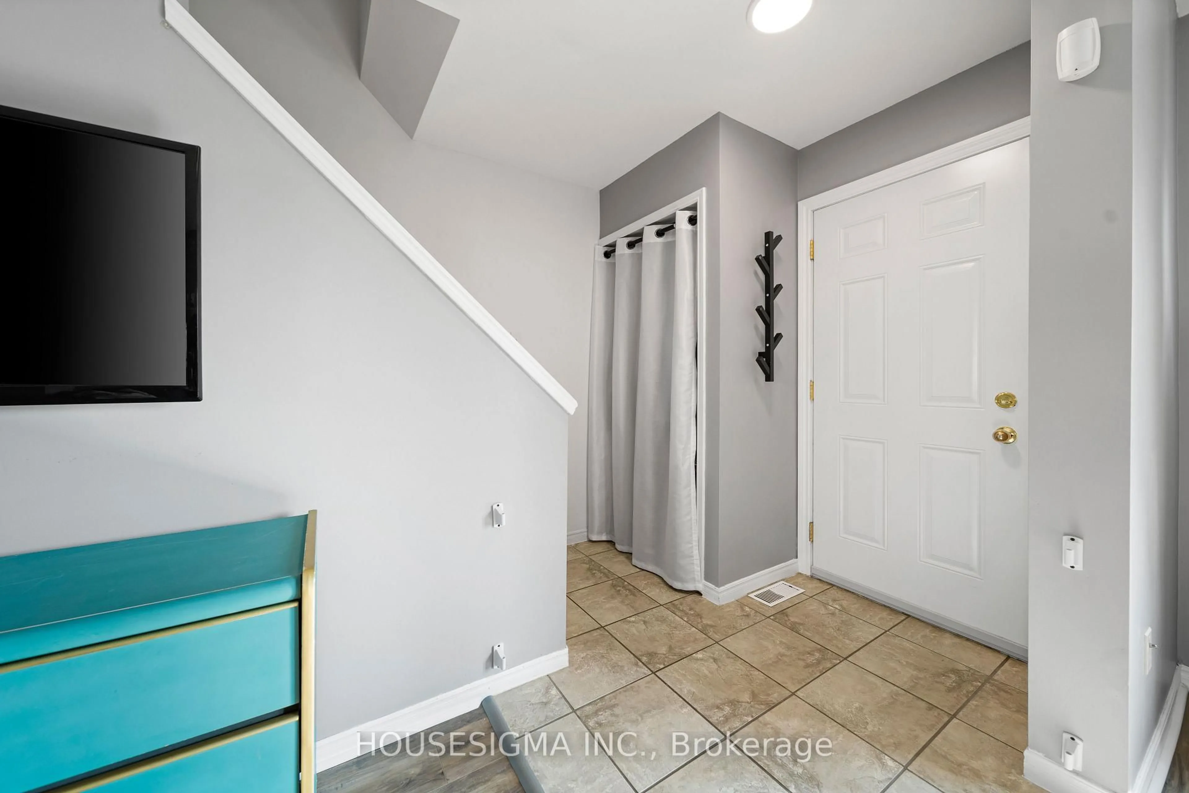 Indoor entryway for 1225 Cheapside St #4, London East Ontario N5Y 5M8