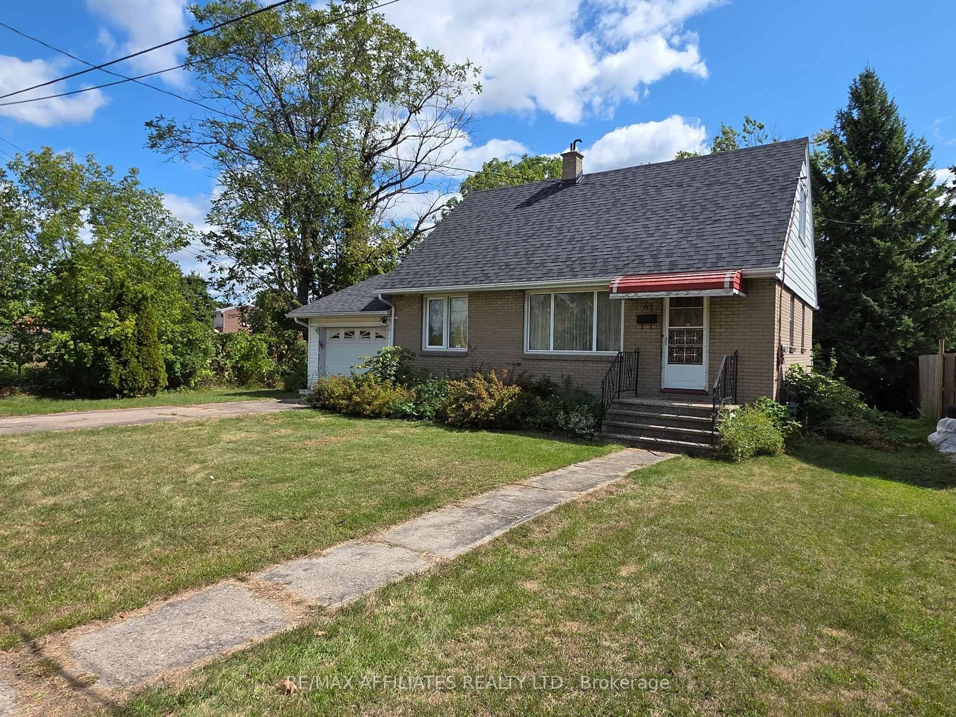 A pic from outside/outdoor area/front of a property/back of a property/a pic from drone, street for 41 Elgin St, Smiths Falls Ontario K7A 3C5