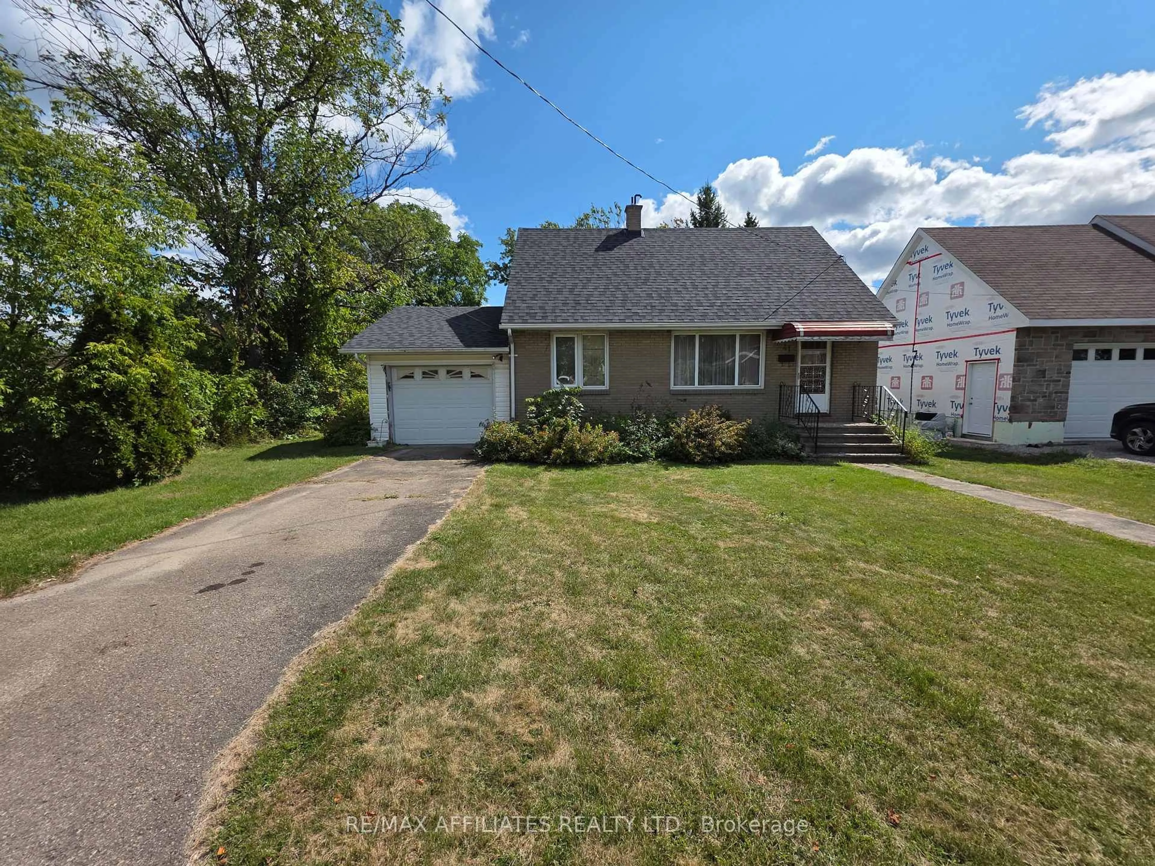 A pic from outside/outdoor area/front of a property/back of a property/a pic from drone, street for 41 Elgin St, Smiths Falls Ontario K7A 3C5