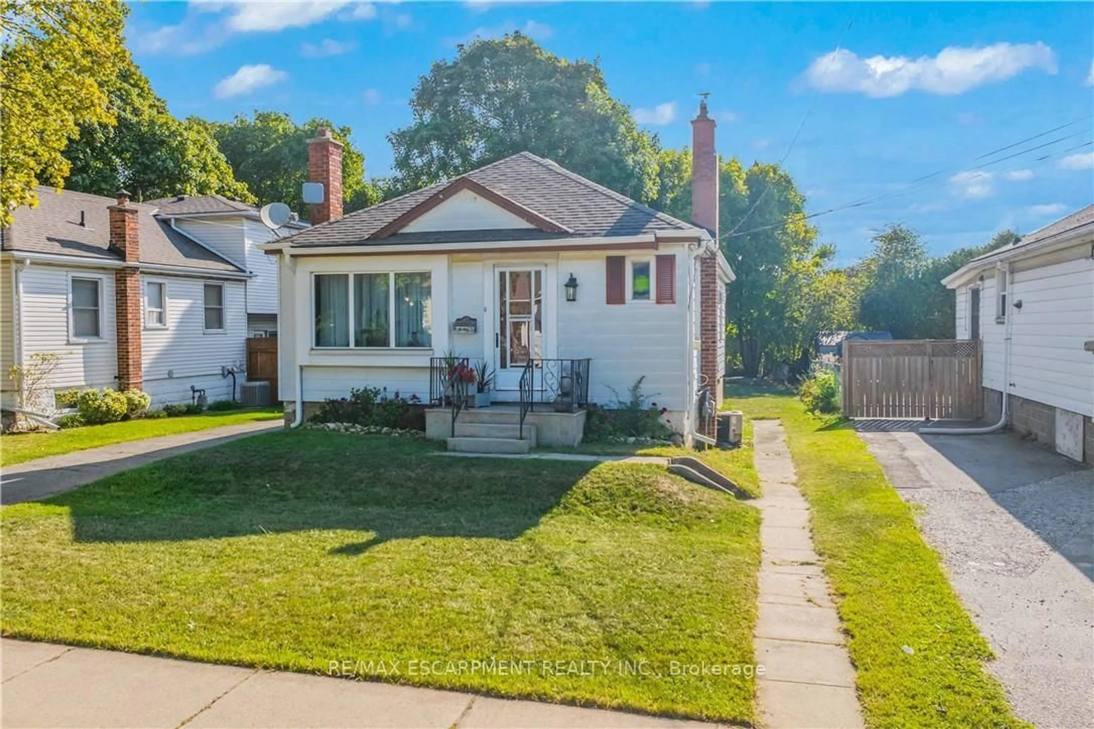 A pic from outside/outdoor area/front of a property/back of a property/a pic from drone, street for 111 East 25th St, Hamilton Ontario L8V 3A3