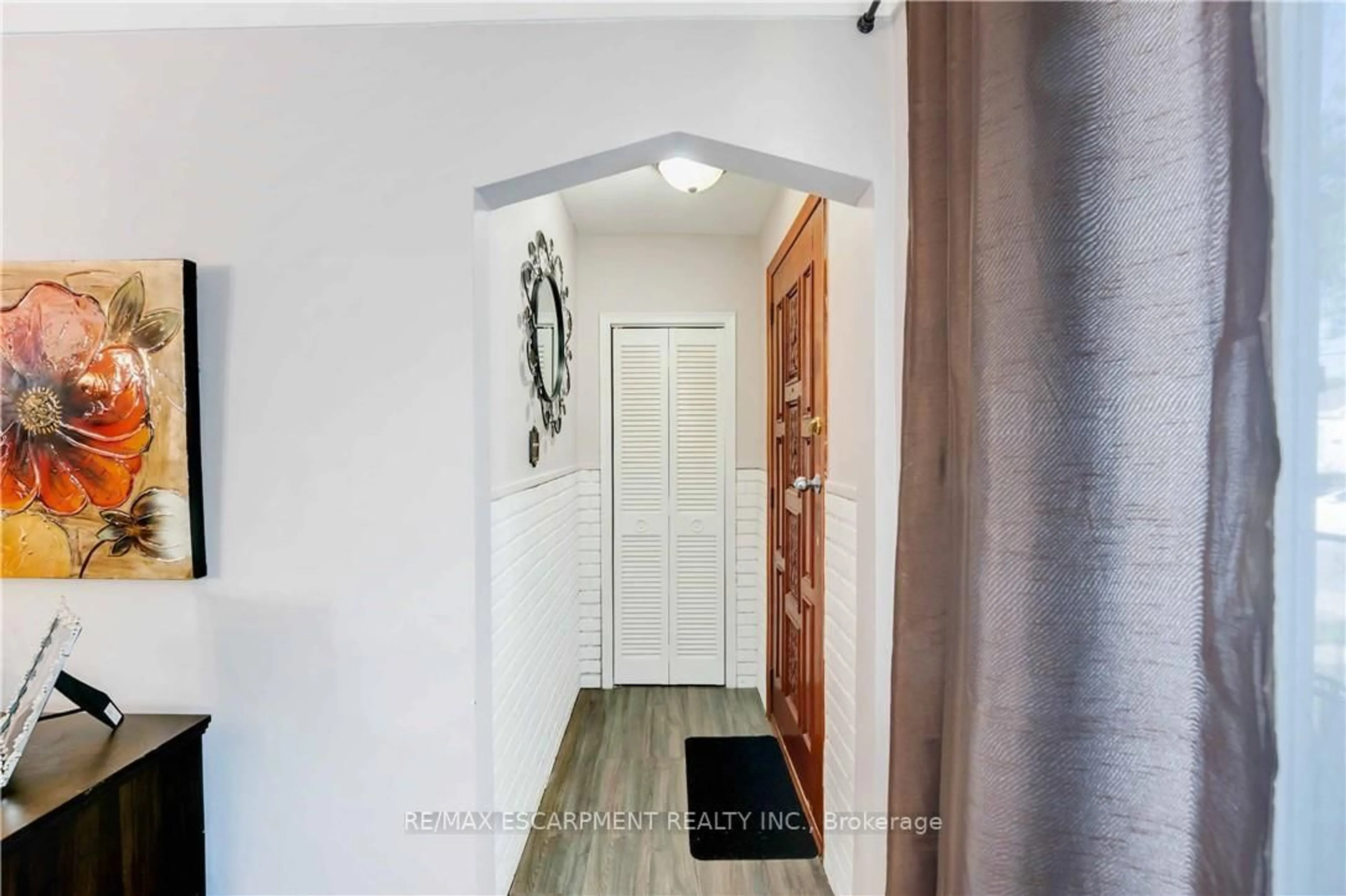 Indoor entryway for 111 East 25th St, Hamilton Ontario L8V 3A3